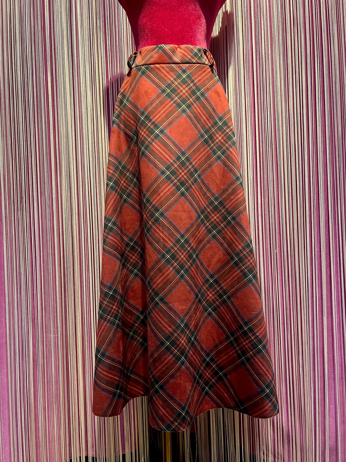 The room gonna con elastico fantasia tartan rossa