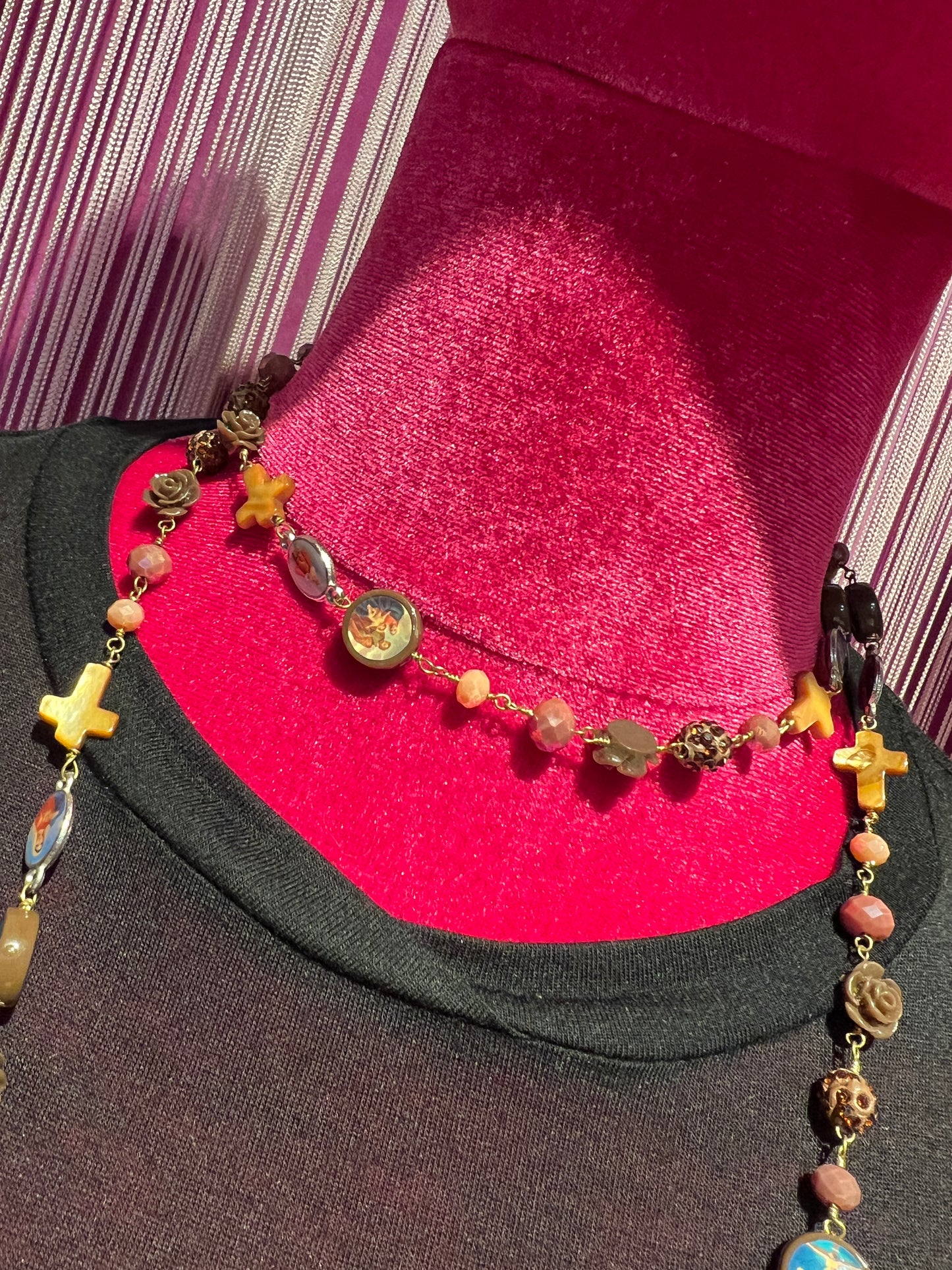 Collana lunga marrone chiaro croci e immagini sacre