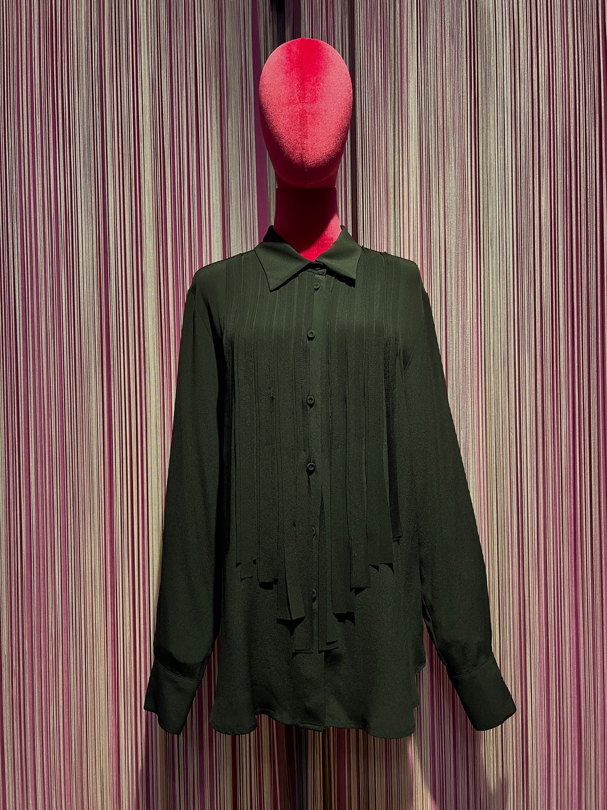 SU official camicia nera con dettagli frange di tessuto