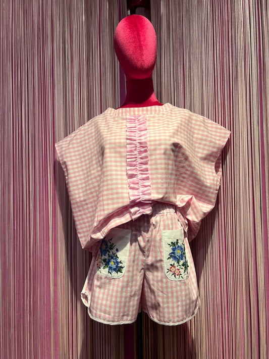 Miki Thumb completo a quadretti vichy rosa e bianco blusa senza maniche e shorts con tasche ricamate