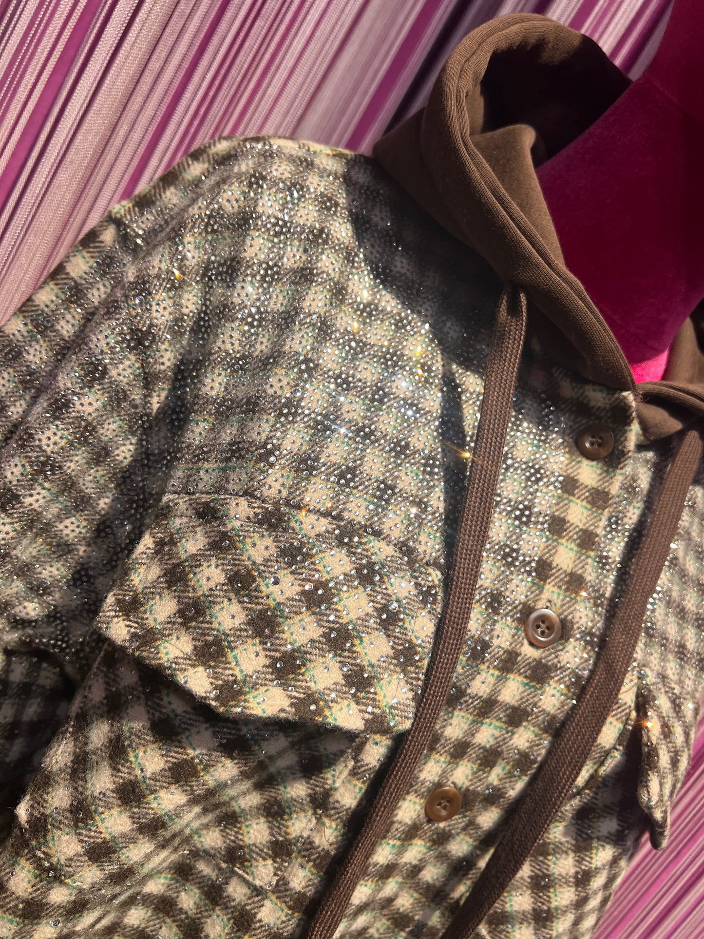 The room camicia giubbotto con cristalli e cappuccio