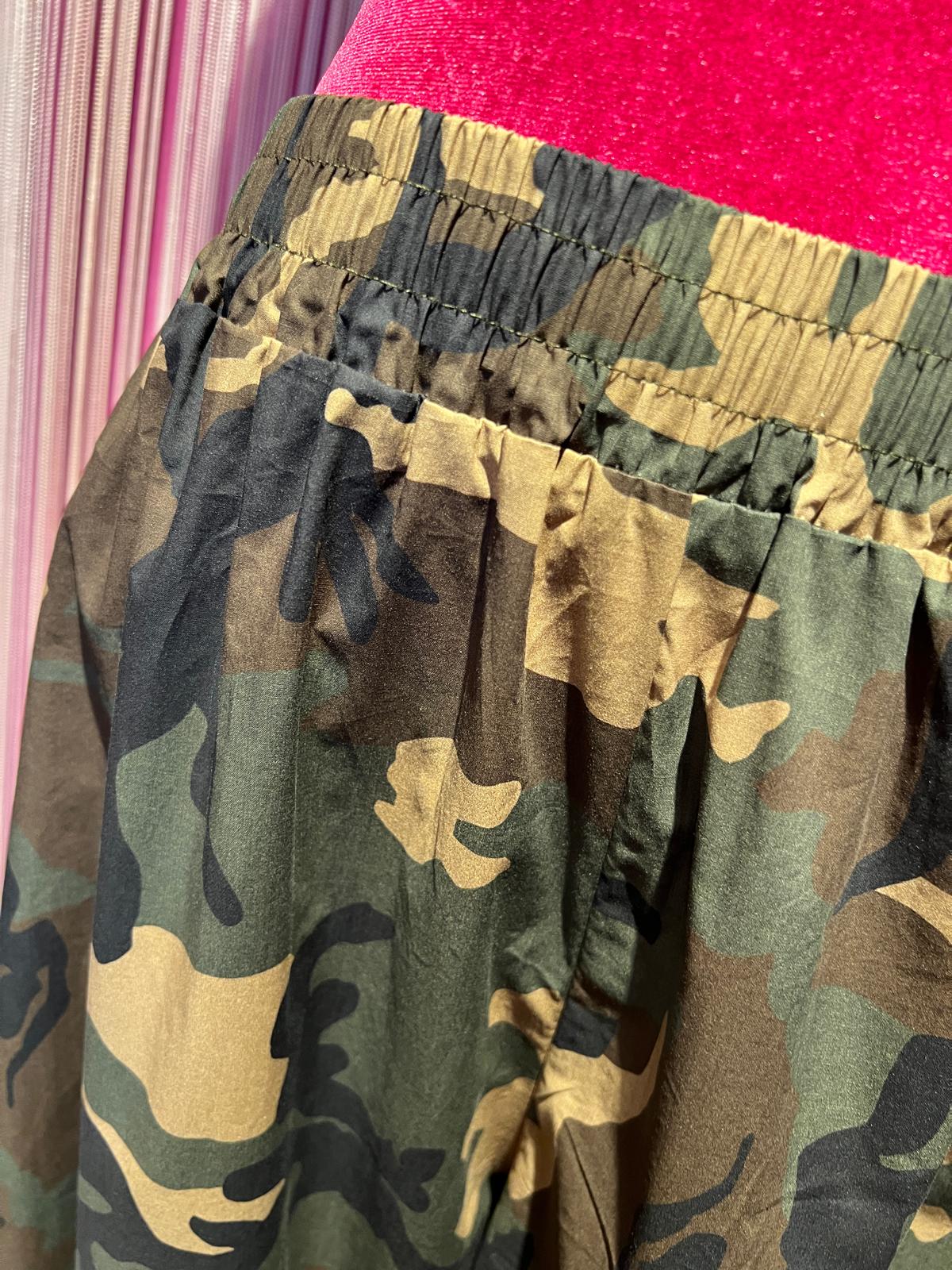 Mon amour Paris completo camouflage camicia manica corta con applicazione patch farfalla e pantalone con elastico in vita e in fondo banda laterale bianca