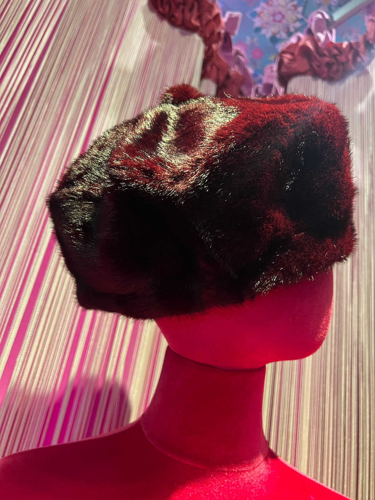 The room cappello simil pelliccia burgundi, misura regolabile