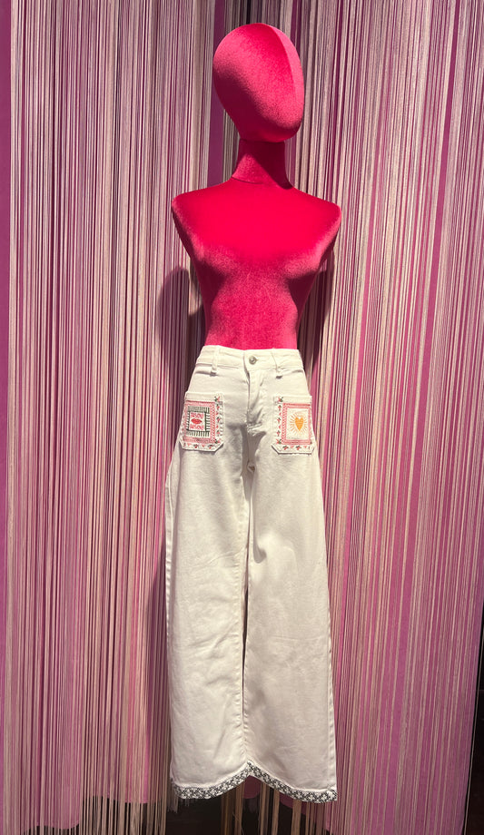 Mon amour Paris pantalone jeans denim bianco con tasche ricamate cuore e scritta bisous bisous (Le taglie dei capi sono espresse in formato internazionale (S, M, L, XL…) e accompagnate dalla corrispondente taglia francese indicata in etichetta.)