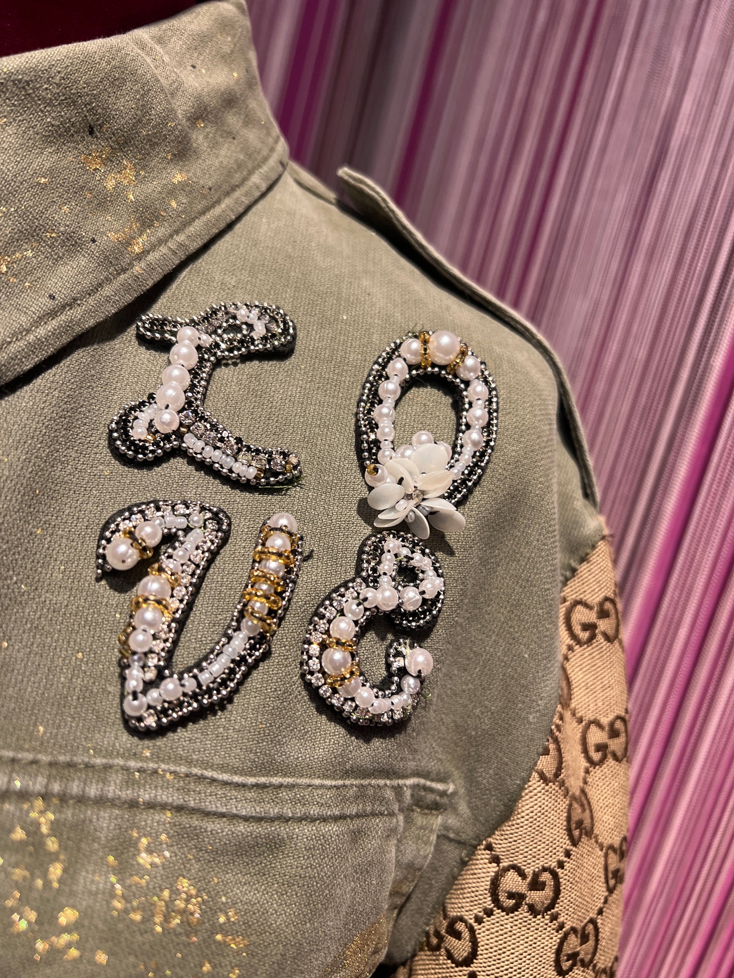 ABpink🩷 la verdina , giacca militare con pacht e scritta “ love” perle , tessuto GG