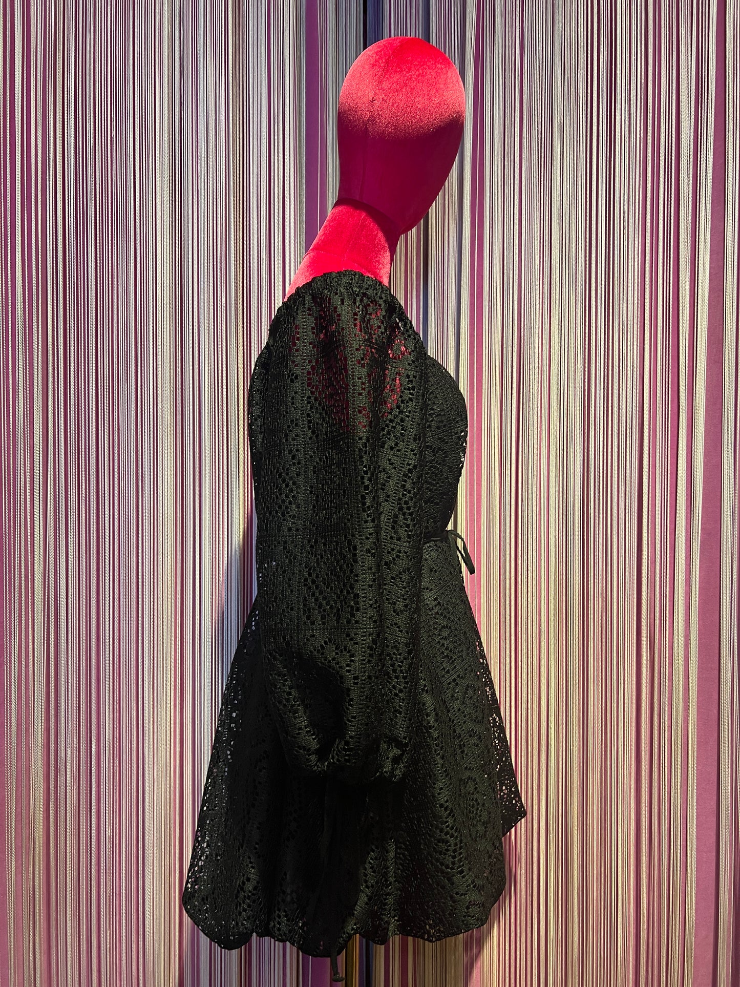 Mon amour Paris abito in pizzo nero scollo Bardot con cinta in vita