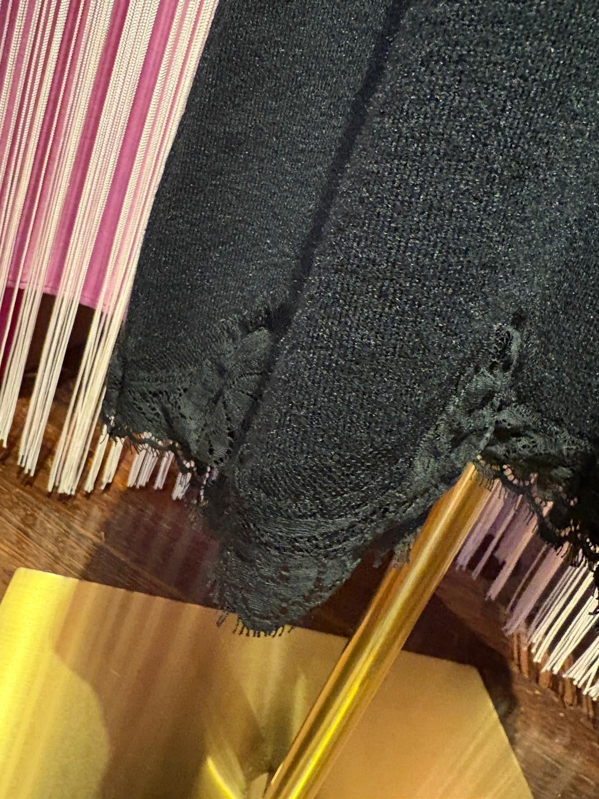 Pink memories gonna lunga svasata in maglia nera con pizzo nero