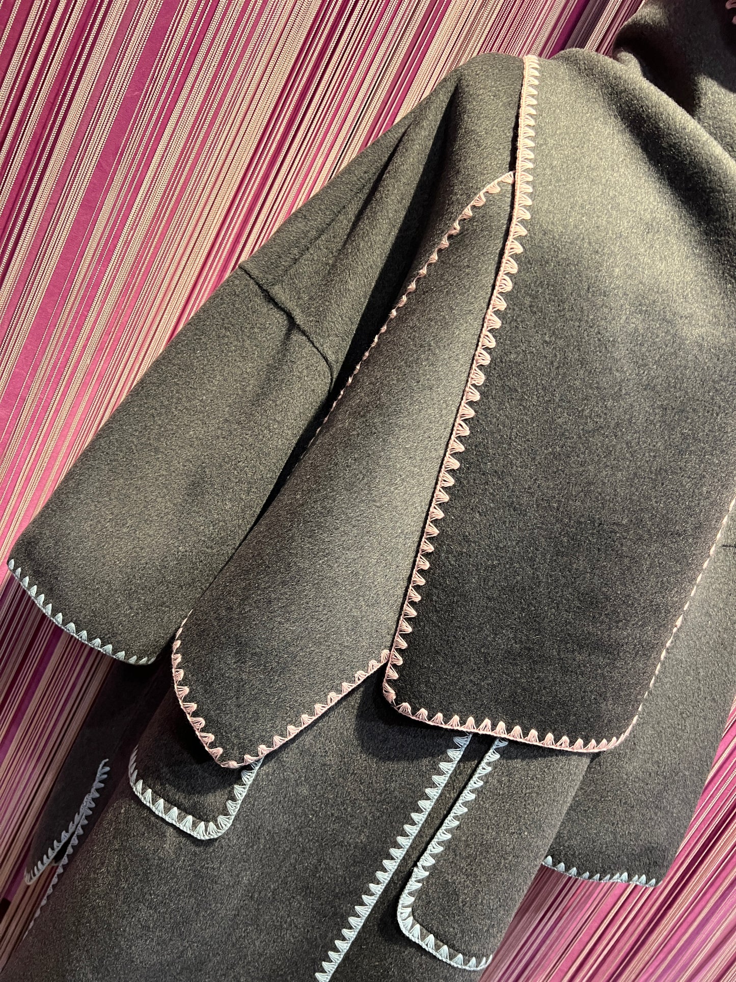 Sincere Paris cappotto con sciarpa rimovibile grigio scuro con bordi rosa e celesti