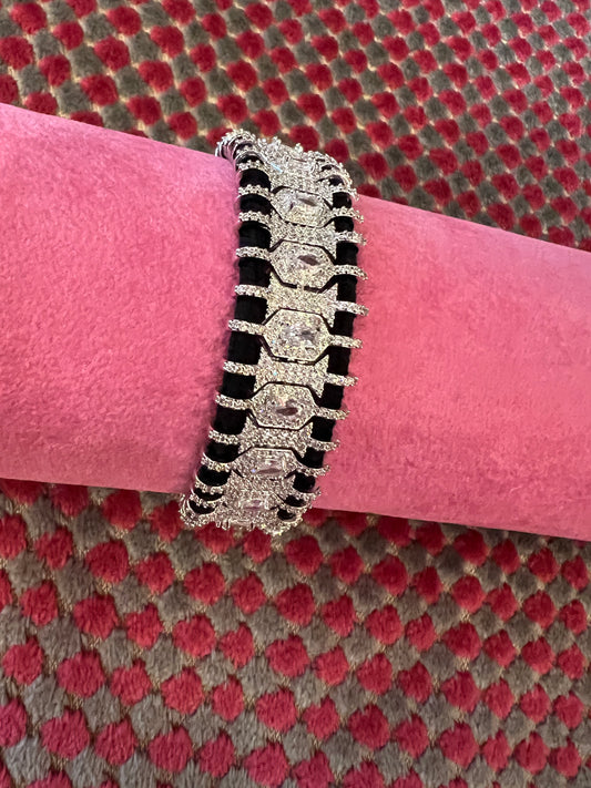 Bracciale regolabile in pavé di cristalli montato su cordoncino nero