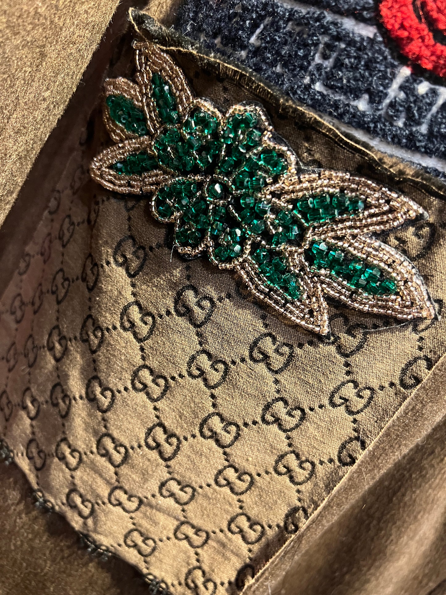 ABpink 🩷cappotto doppiopetto cioccolato patch teddy , perline e tessuto GG