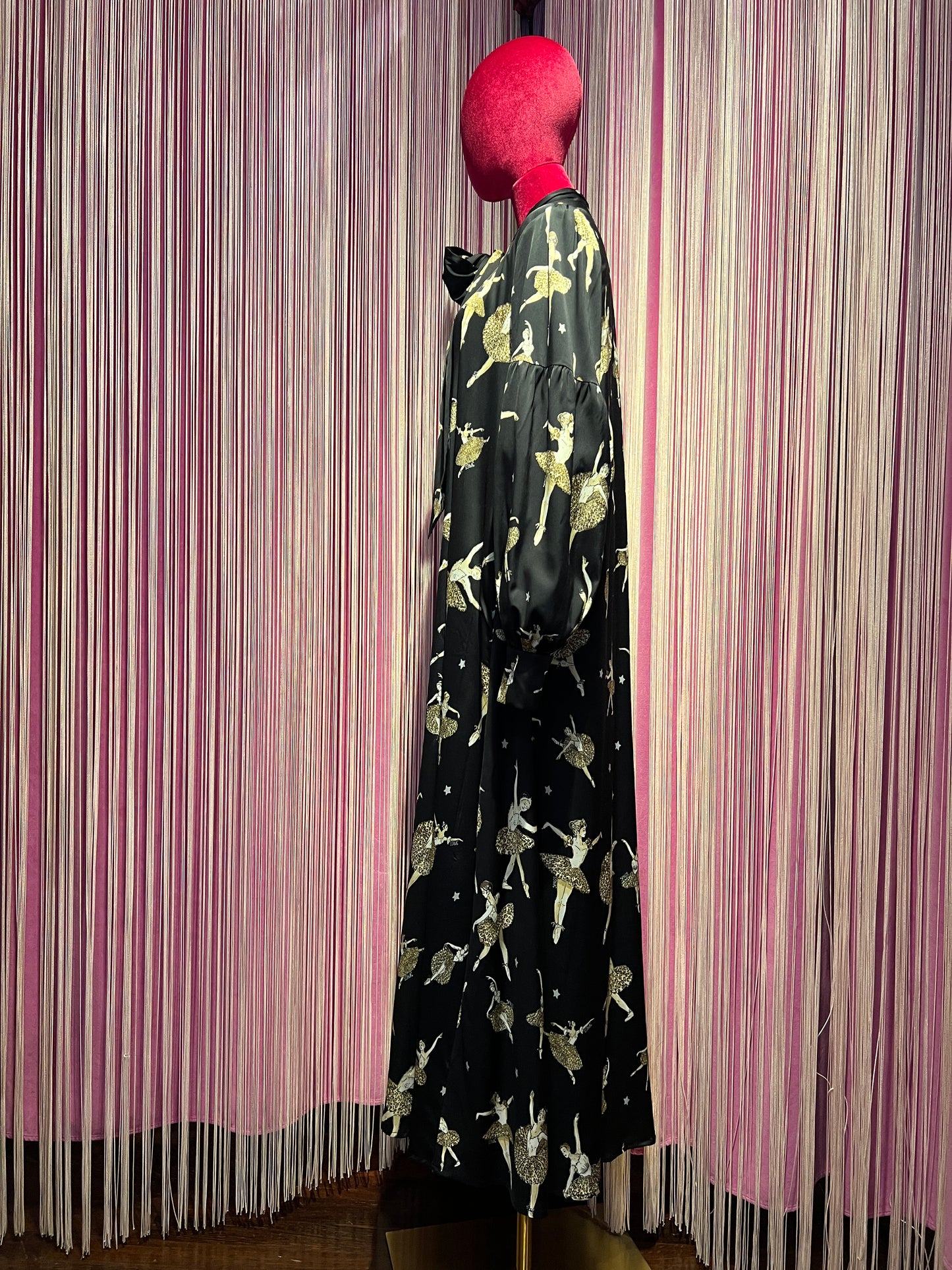 5 Progress abito lungo stampa ballerina in satin con foulard collo