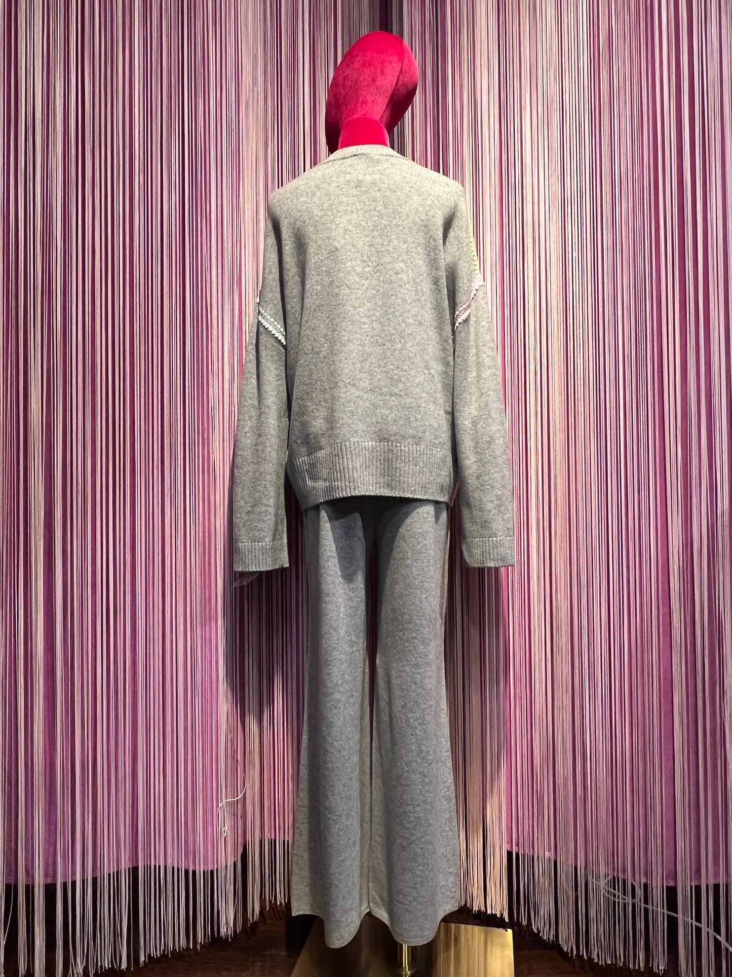 Sincere Paris completo maglia e pantalone grigio lana e cachemire con rifiniture colorate