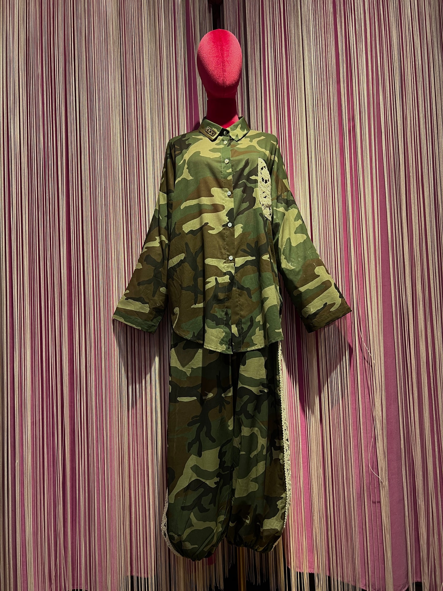 Mon amour Paris completo camouflage con dettagli crochet , camicia over e pantalone con elastico in vita e caviglia
