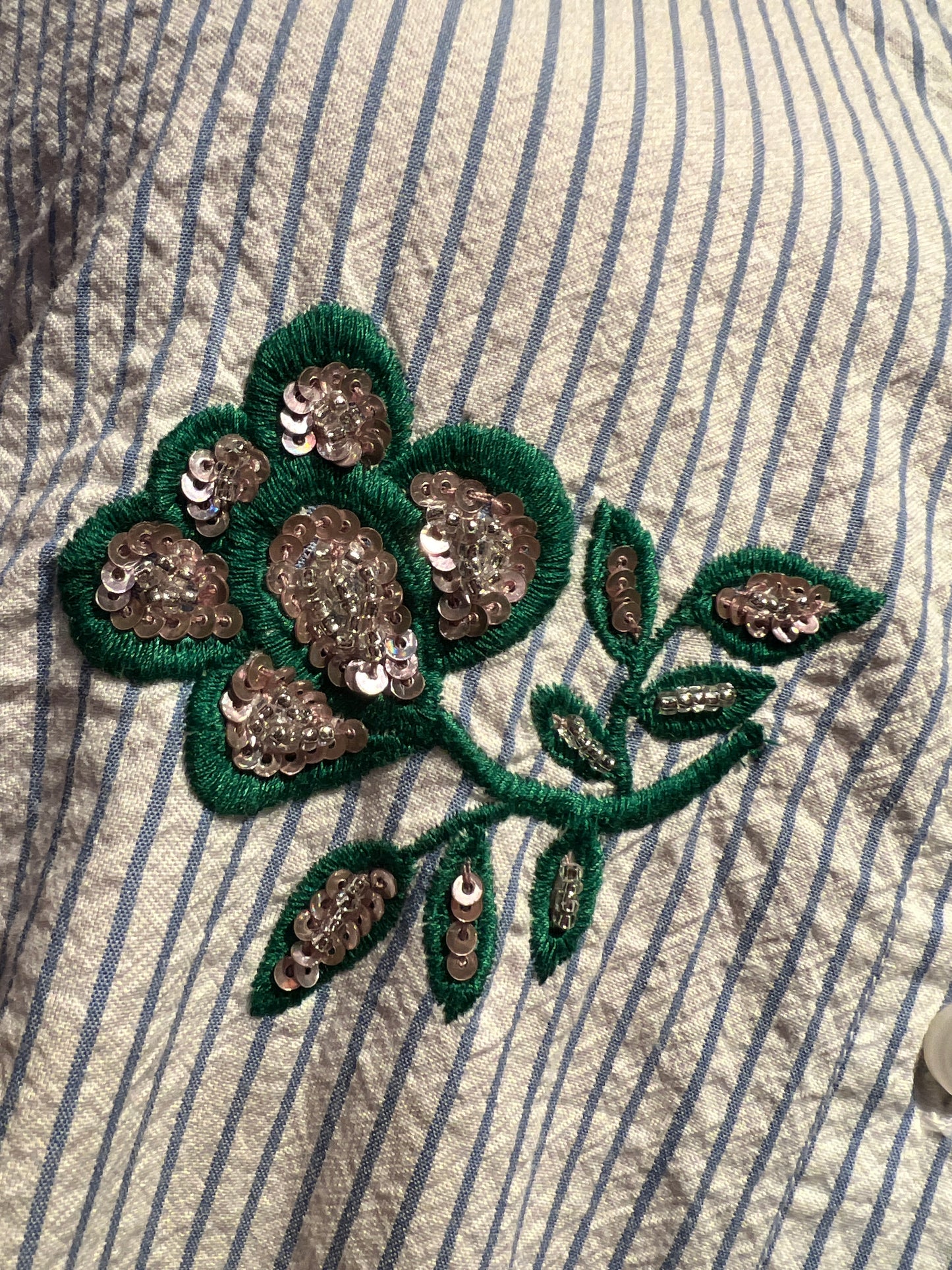 Essentiel antwerp camicia cotone righe celesti su sfondo bianco, decorazioni floreali verdi ricamate e paillettes