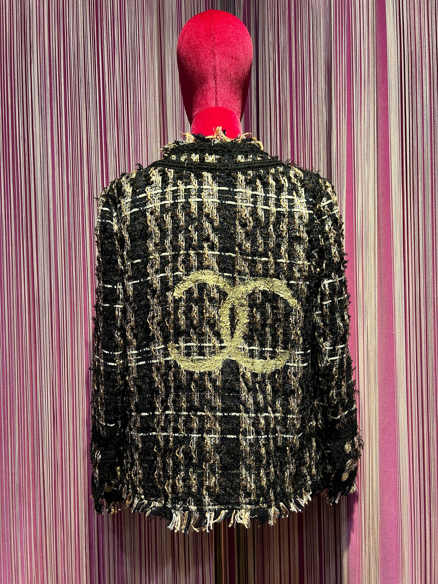 ABpink🩷 giacca in tweed nero e oro con spilla camelia