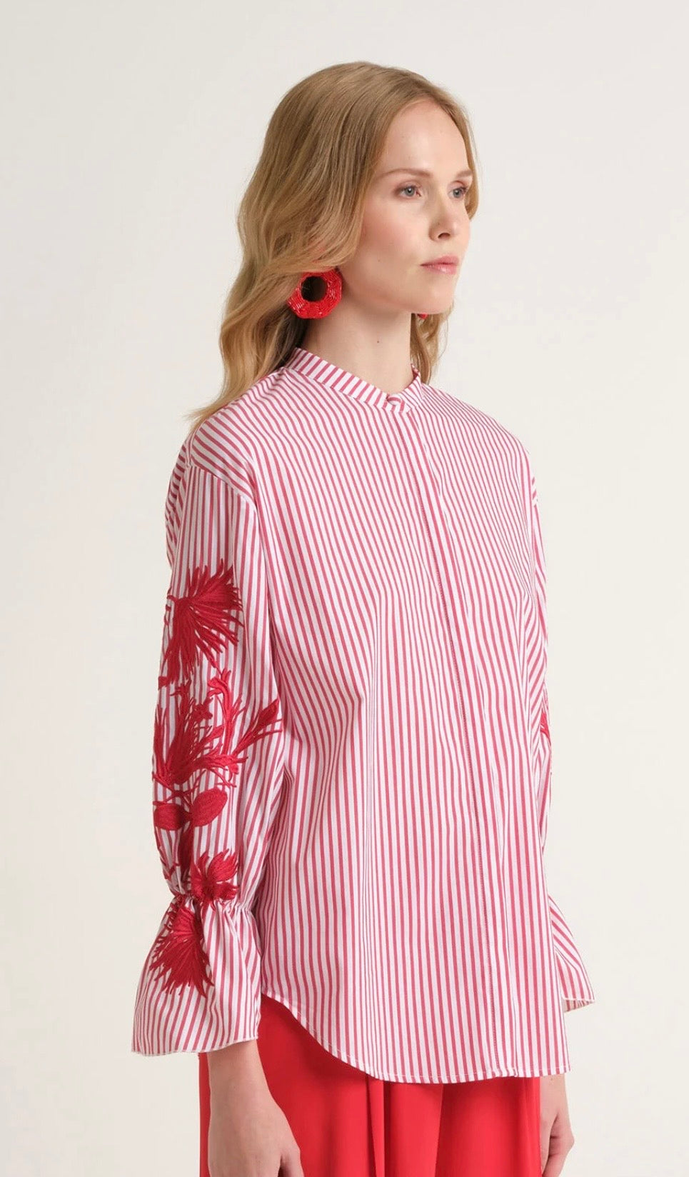 Maliparmi camicia collo guru a righe bianco e rosso maniche con ricamo ramage motivo floreale