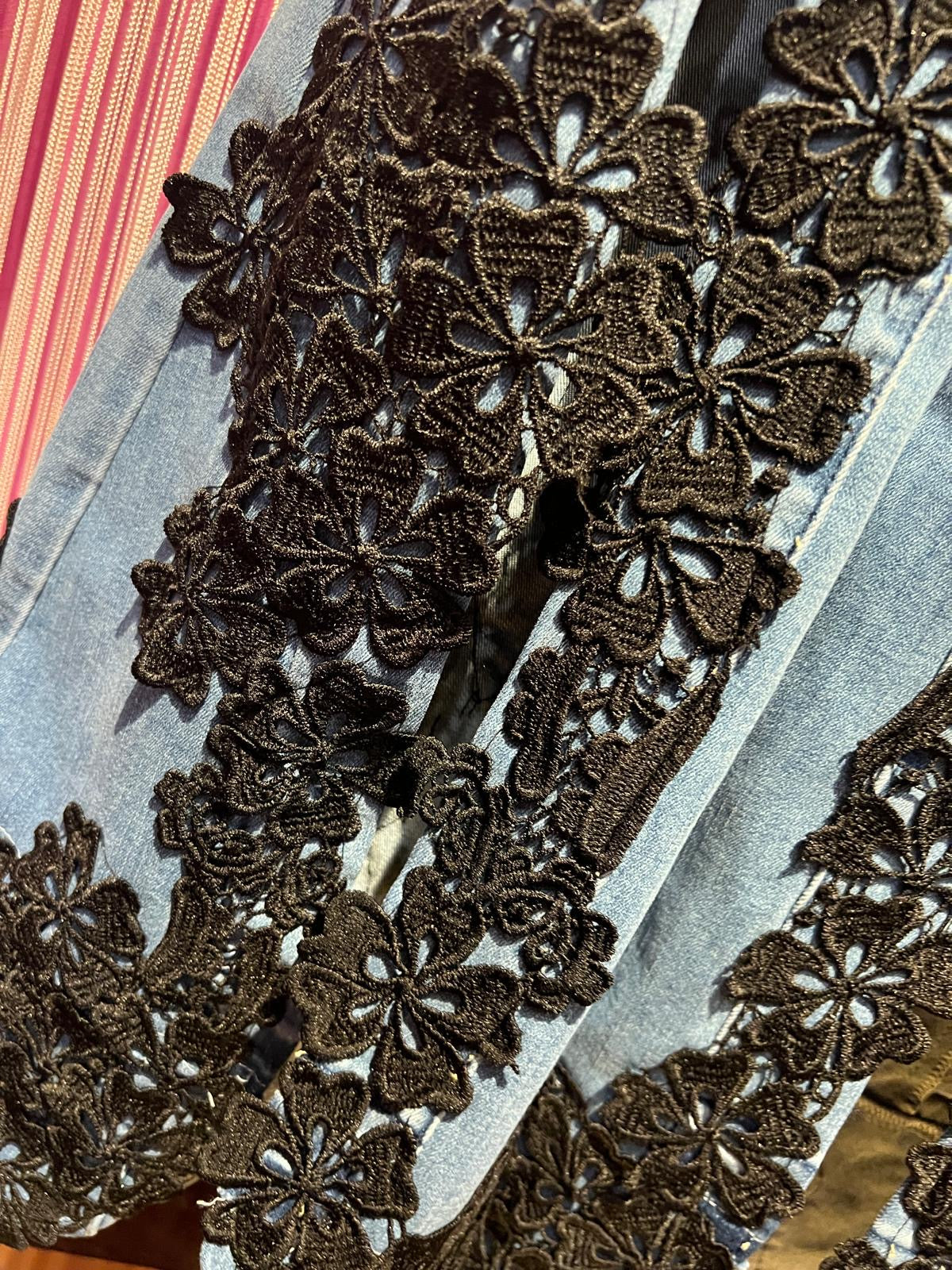 The room jeans elasticizzato a zampa con applicazione pizzo