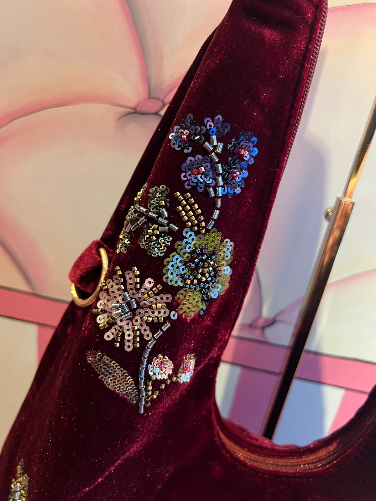 Borsa a spalla di velluto burgundi ricami floreali di paillettes e perline stile orientale con tracollina