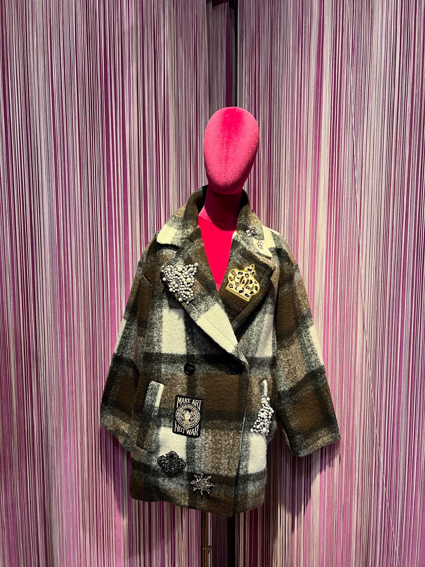 ABpink🩷 quadrettona cioccolato con patch e spille con perle e apette