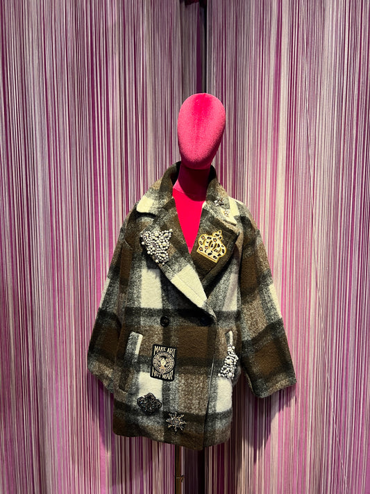 ABpink🩷 quadrettona cioccolato con patch e spille con perle e apette