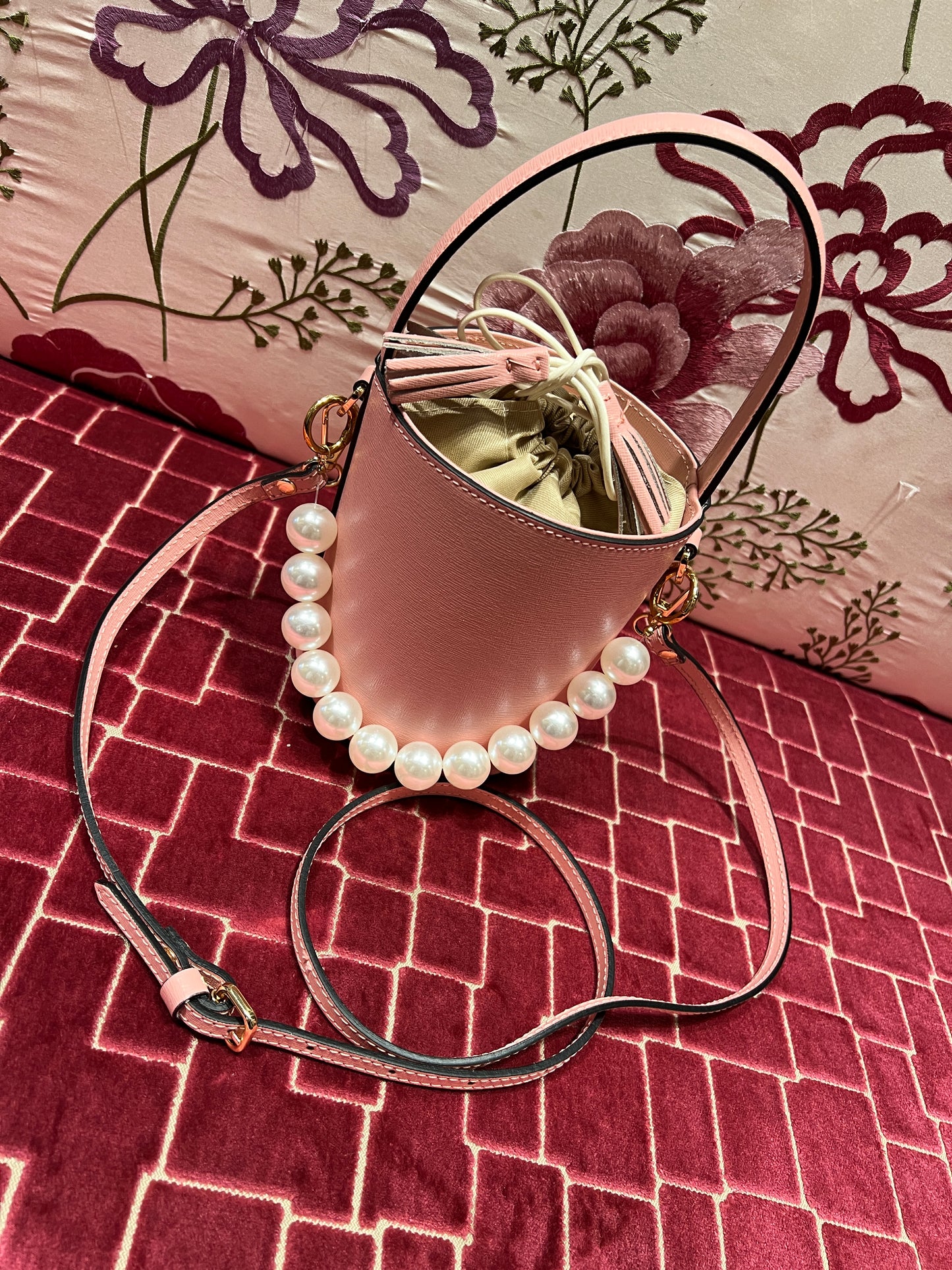 Borsa mini secchiello rosa pelle con decorazione perle e tracollina