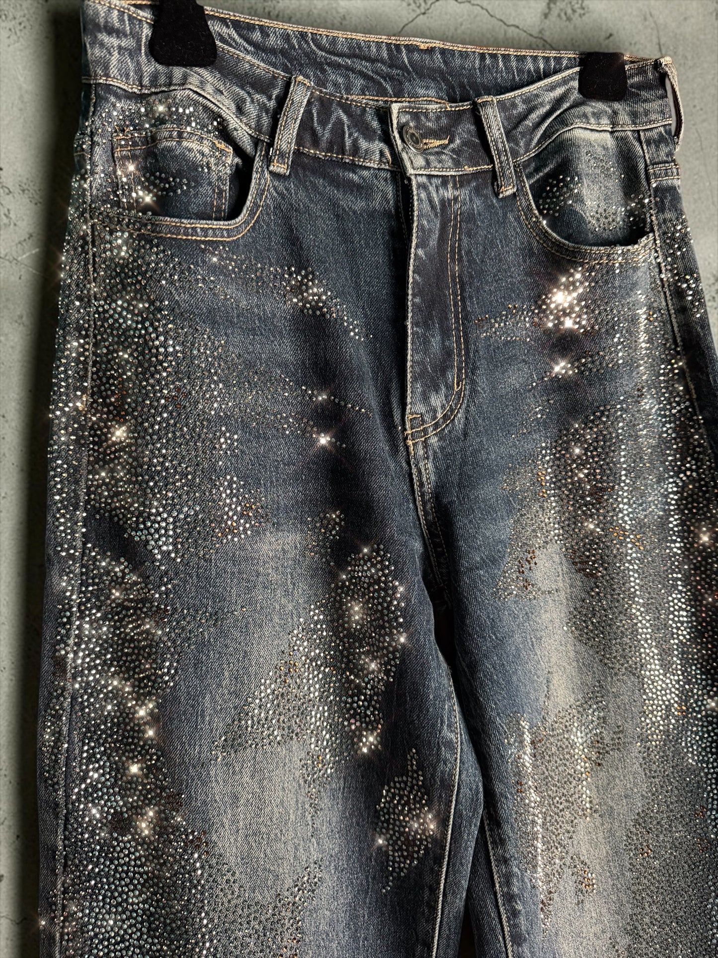 Love&roses 👖✨Jeans 5 tasche in denim, modello wide leg, vita regolare, gamba dritta e ampia. Lavaggio vintage con applicazione all-over di micro strass sul davanti. Chiusura con zip e bottone.