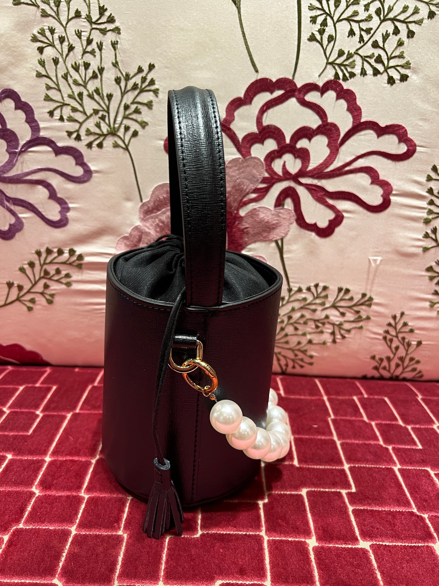 Borsa mini secchiello in pelle nero con perle in resina e tracollina