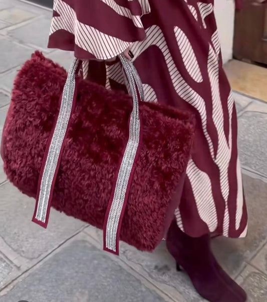 Borsa ecopelliccia astrakan burgundi due manici con Swarovski