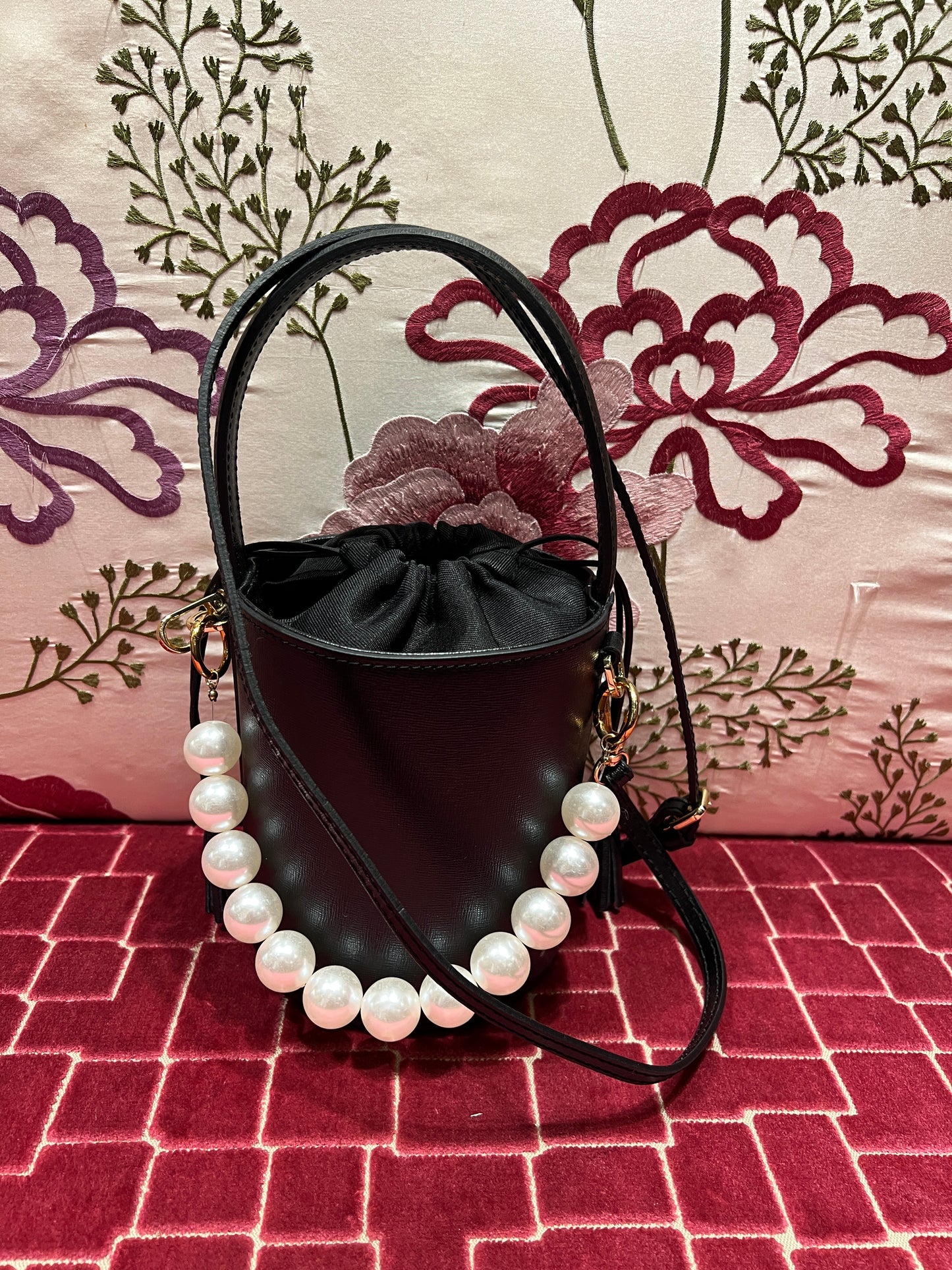 Borsa mini secchiello in pelle nero con perle in resina e tracollina