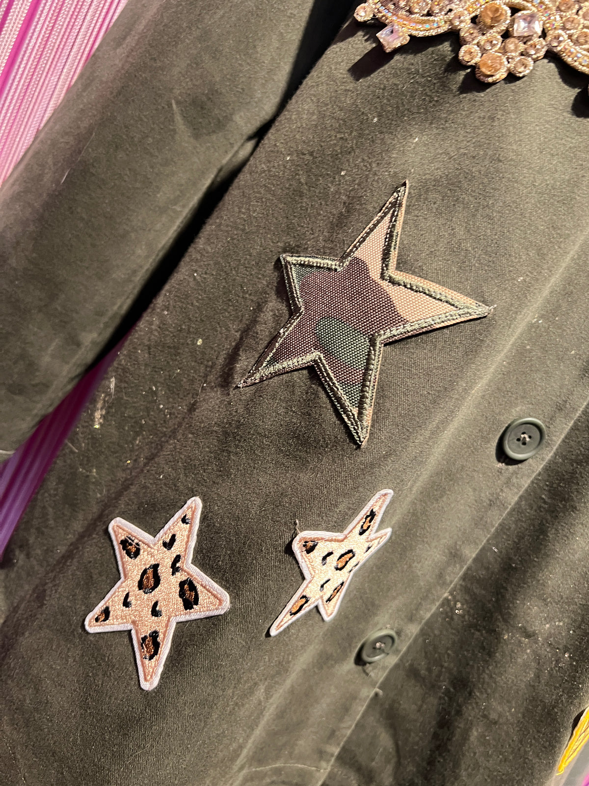 ABpink🩷 giacca Charlotte verde militare patch stelle con due pantere sul retro arancio e nere vestibilita’ 40/48