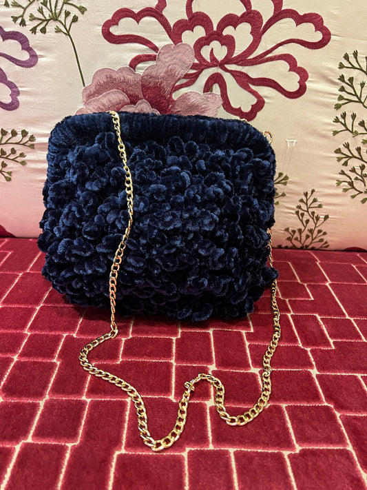 Love & roses clutch con tracollina dorata in ciniglia blu