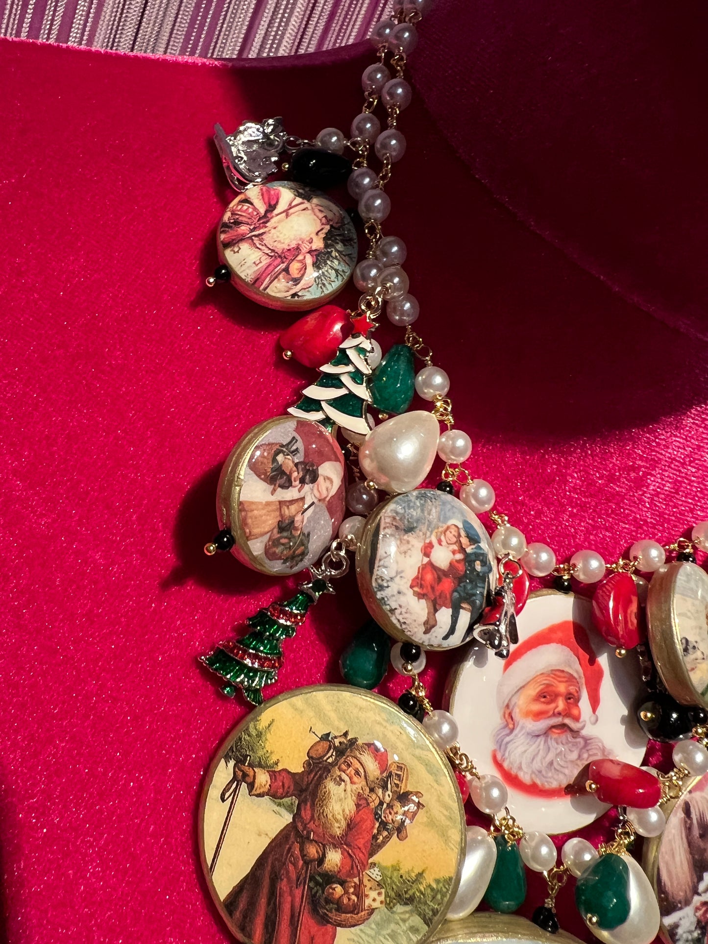 Collana doppio filo perle con pendenti e charms a tema natalizio