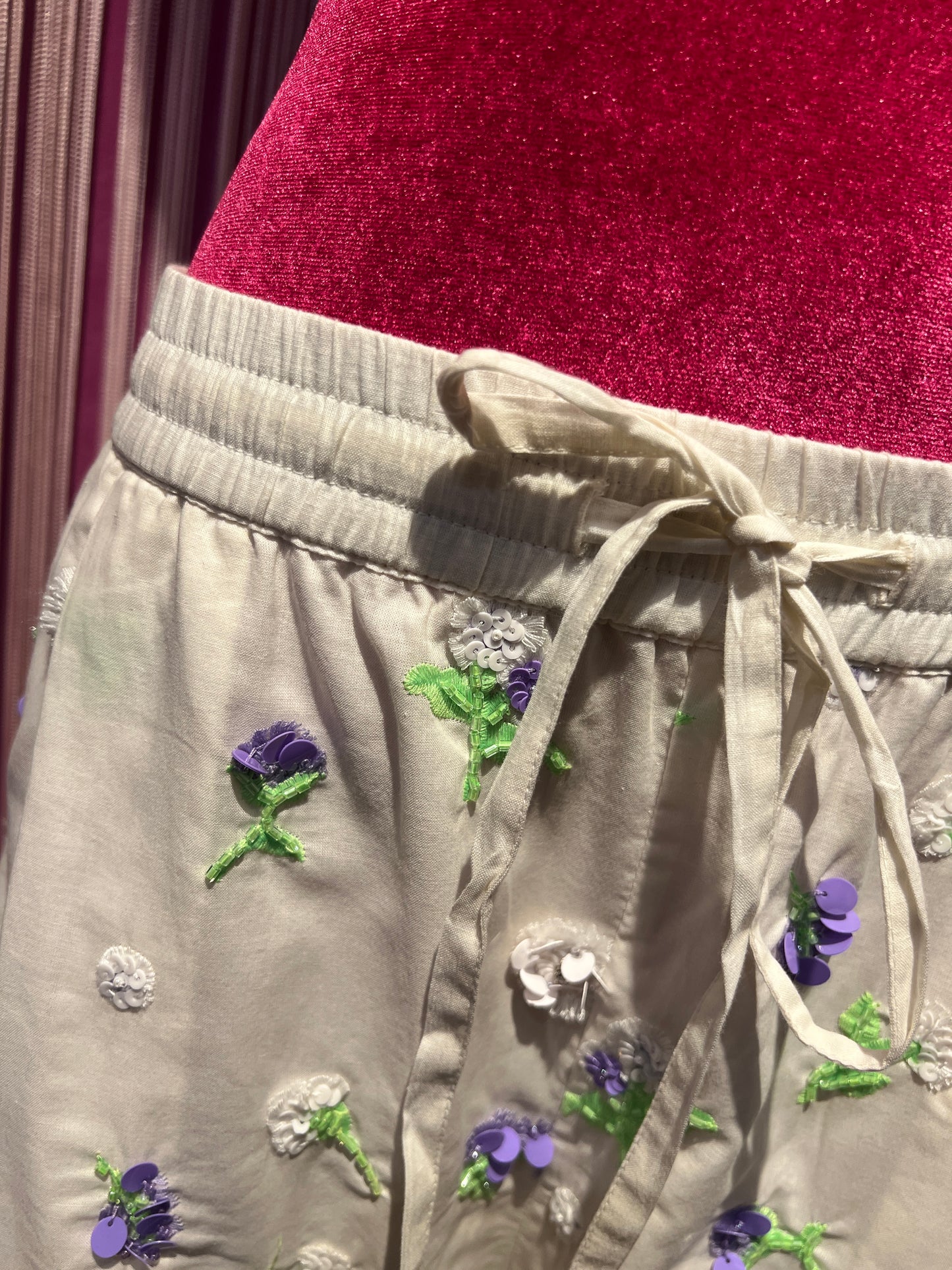 Essentiel antwerp pantaloncino avorio con decorazione floreale in paillettes strass e perline lilla e verde