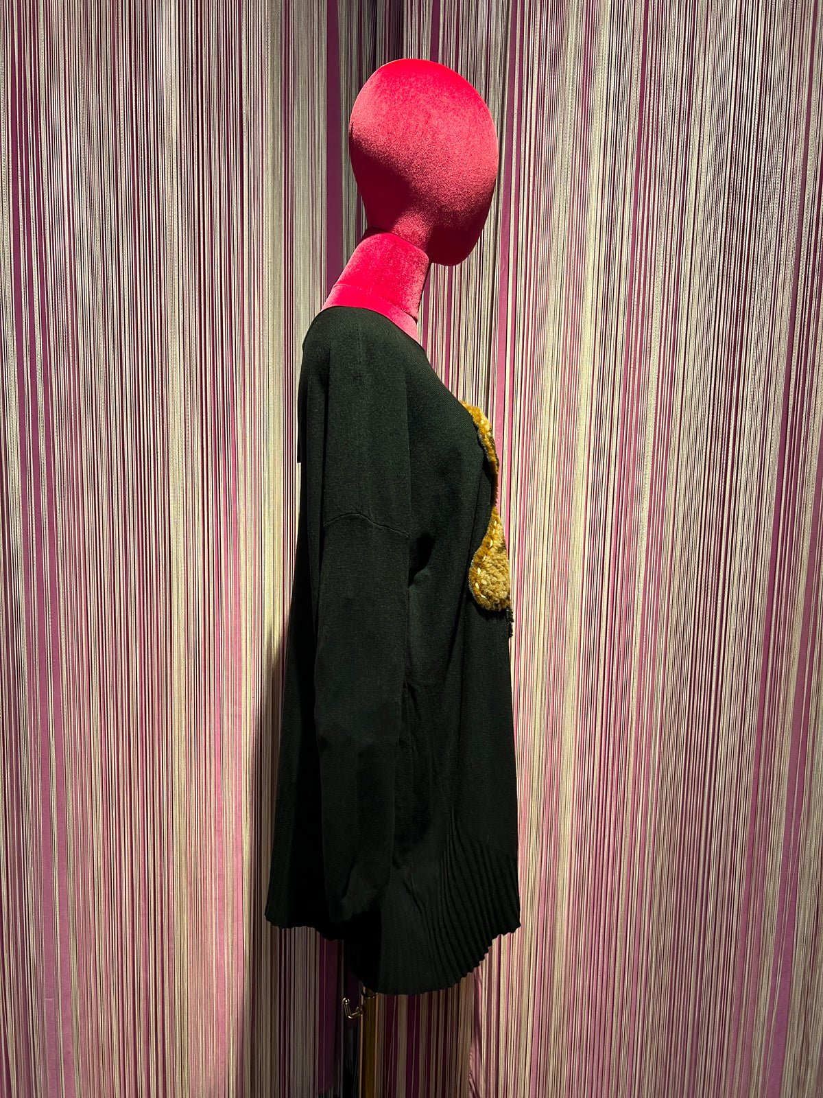 E. D.maglia nera con applicazione orsacchiotto