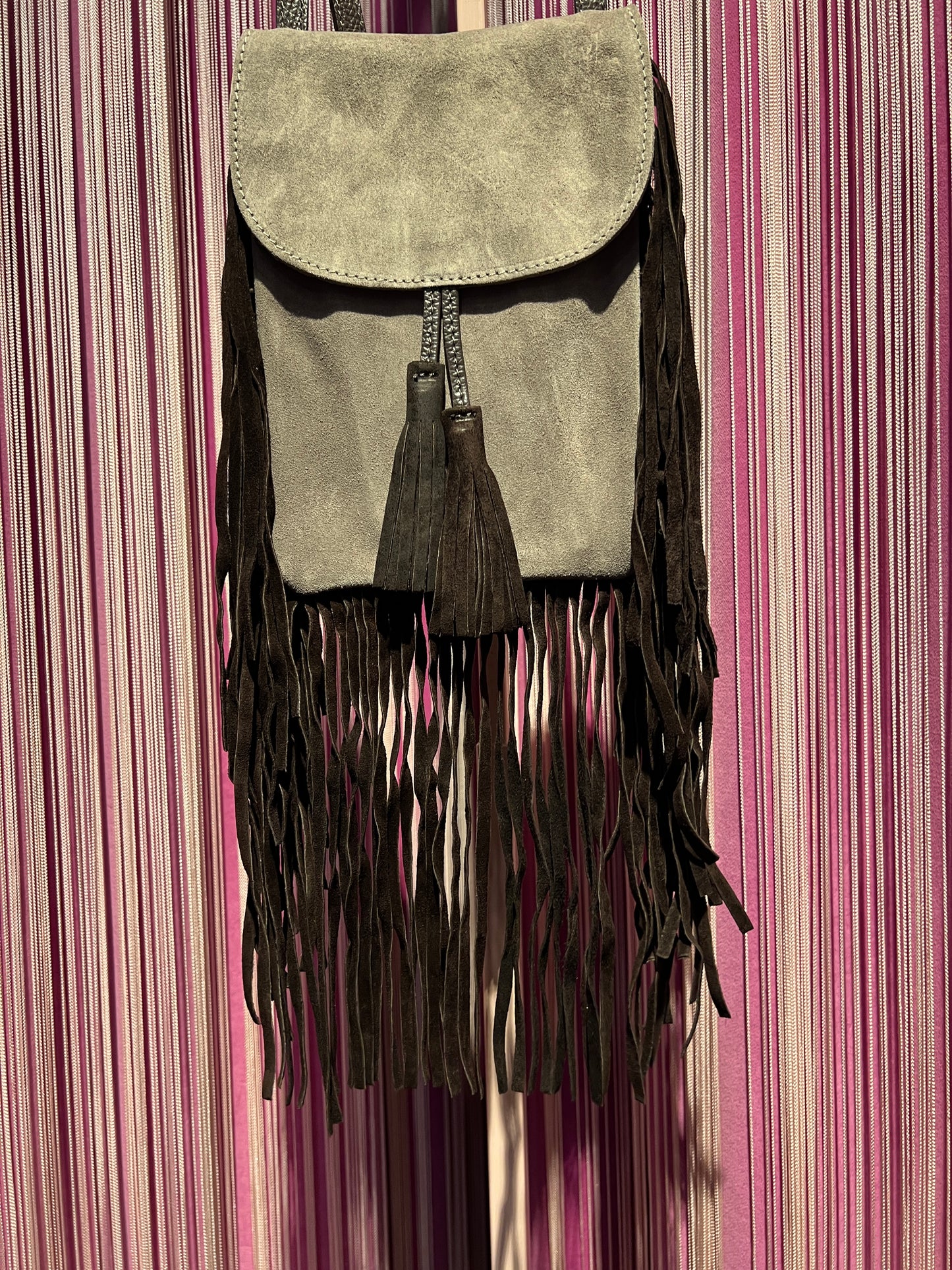 Love & roses tracollina in suede con frange nappina e mini pochette, colore grigio chiaro