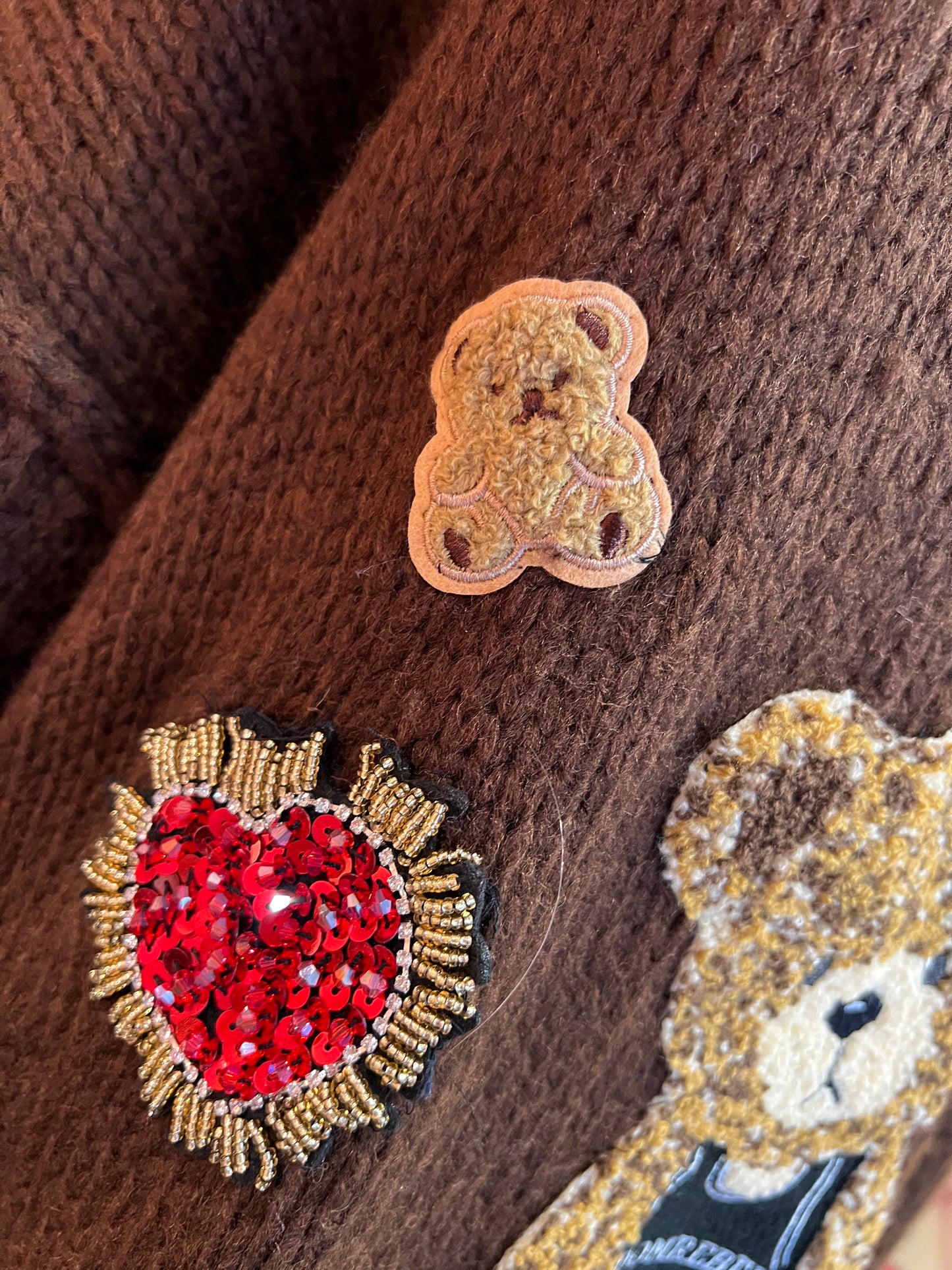 ABpink 🩷 maglia over cioccolato con profili grigi con pacht teddy e cuori sacri perline