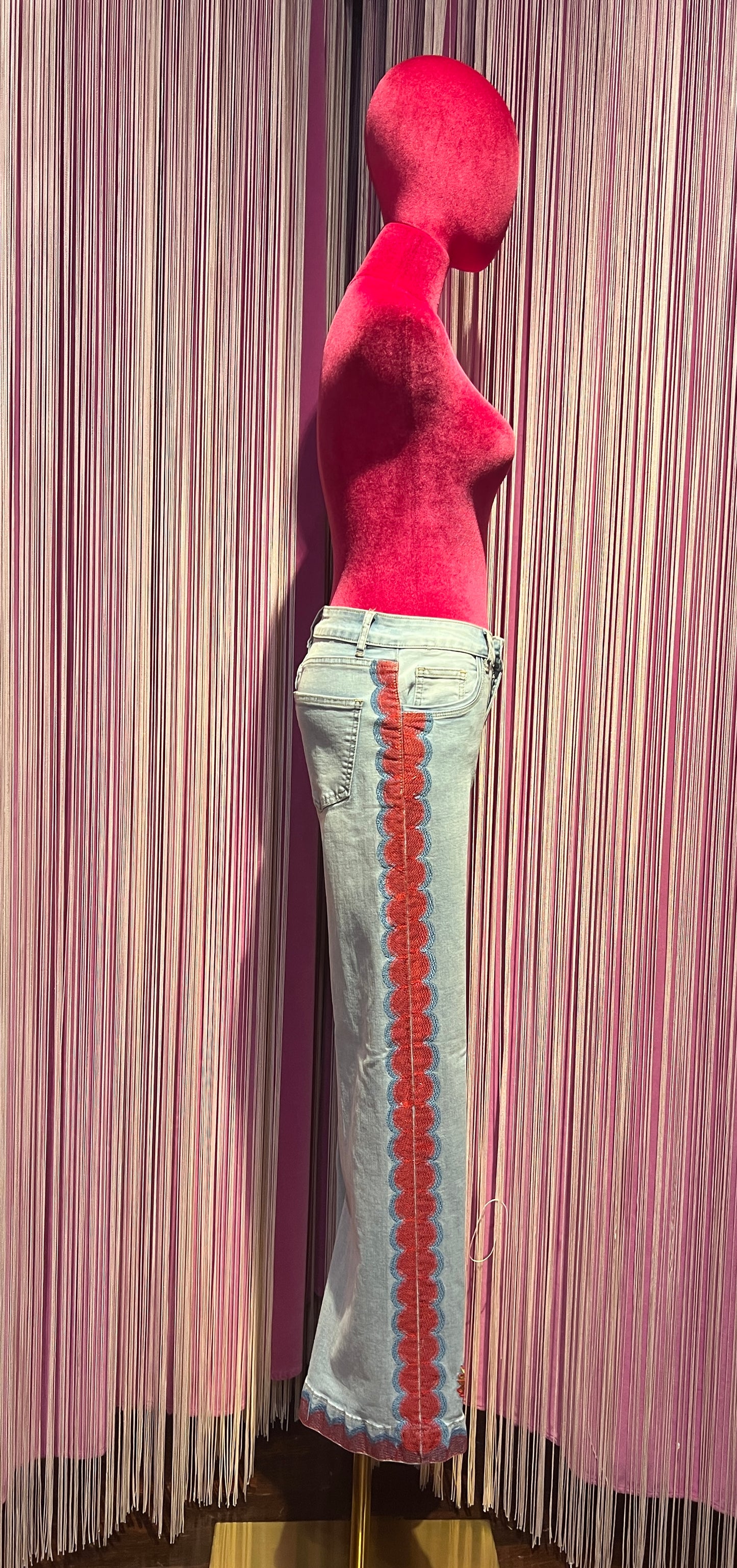 Mon amour Paris pantalone jeans denim chiaro con bordo laterale decorato e ricamo sole stilizzato(Le taglie dei capi sono espresse in formato internazionale (S, M, L, XL…) e accompagnate dalla corrispondente taglia francese indicata in etichetta.