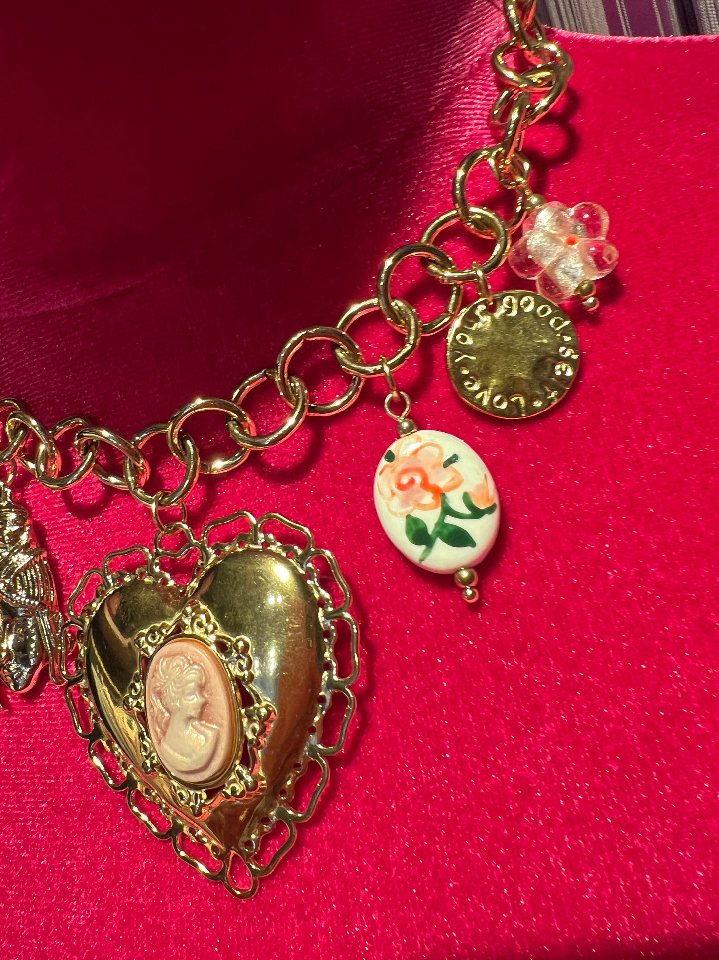 Collana dorata girocollo con cuore sacro con piccolo cameo e charms