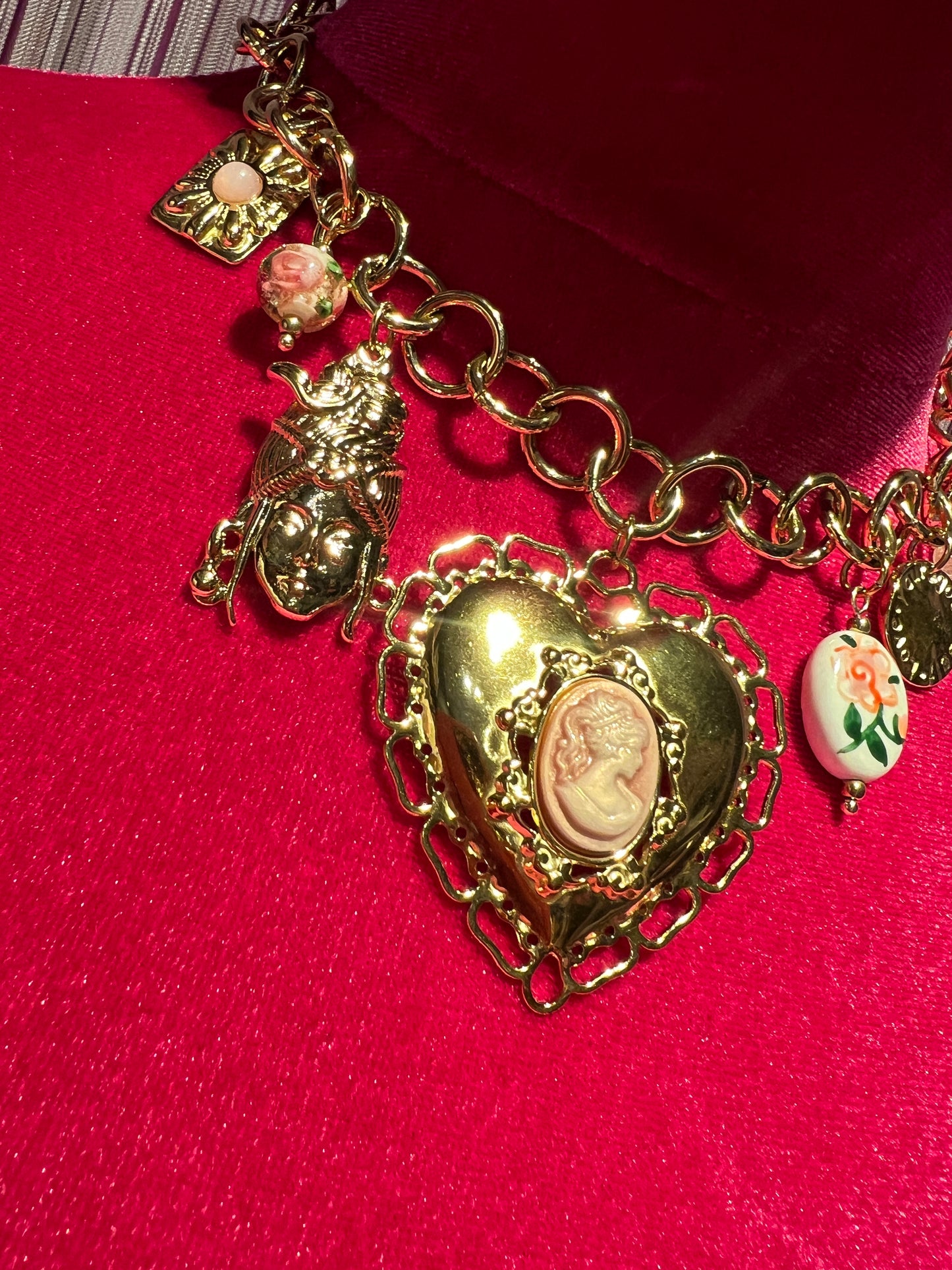 Collana dorata girocollo con cuore sacro con piccolo cameo e charms