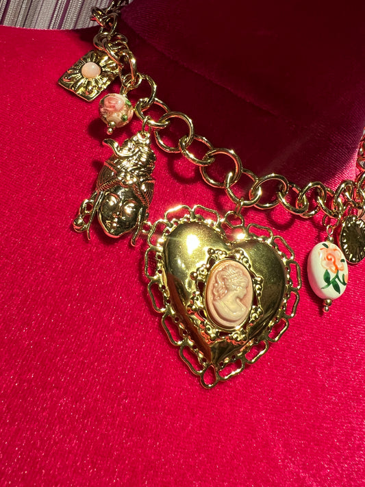 Collana dorata girocollo con cuore sacro con piccolo cameo e charms