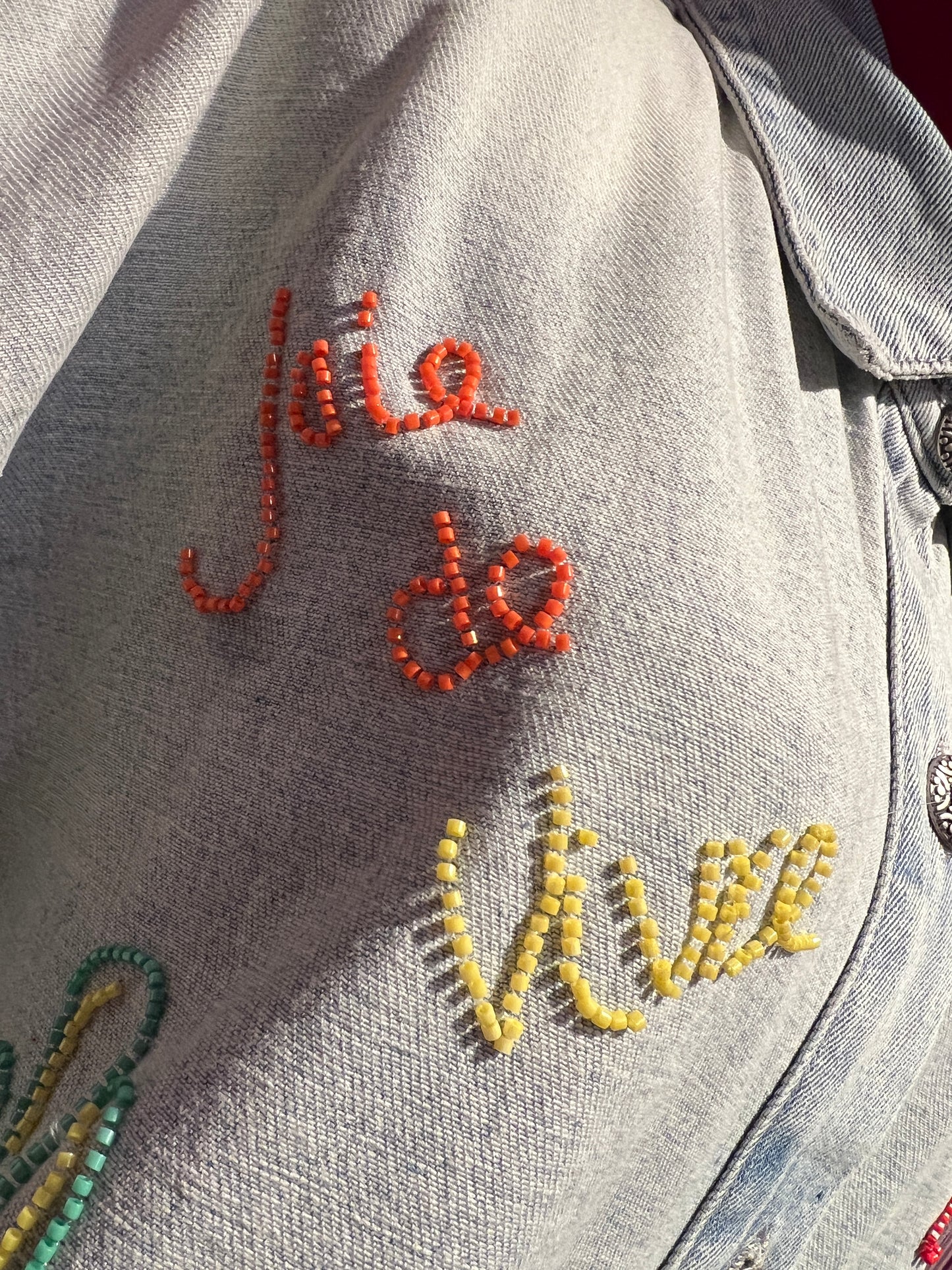 Sincere Paris camicia jeans denim chiaro con scritte perline colorate