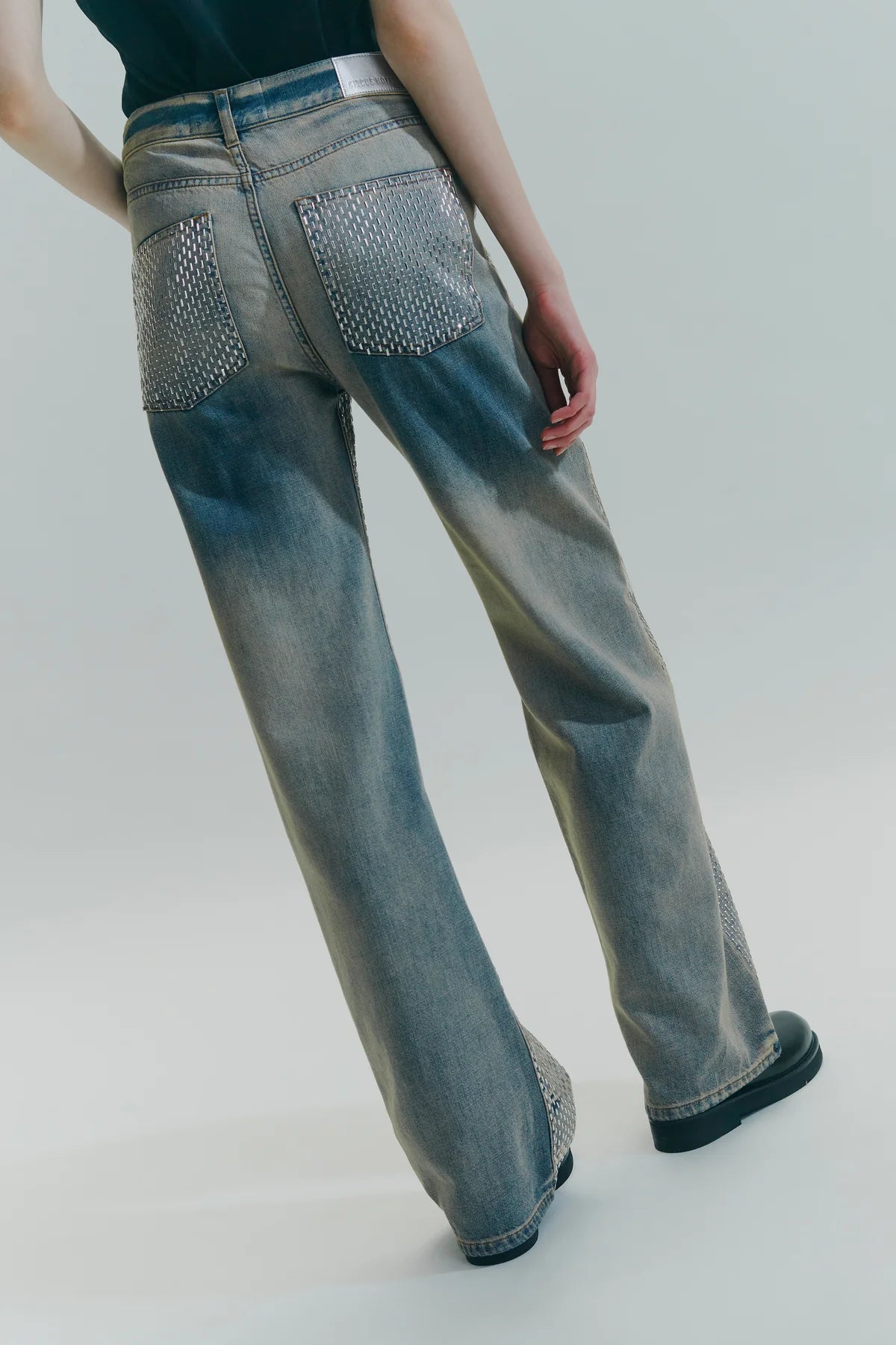 Circus Hotel pantalone in denim modello wide leg , lavaggio effetto slavato e applicazione di micro borchie all over e su tasche posteriori