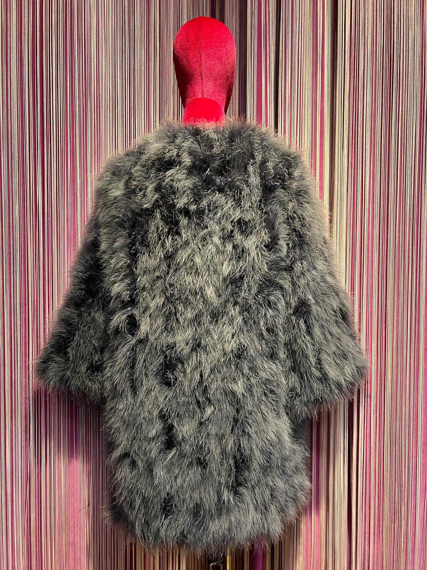 11 Love is glamour cappotto grigio piume maniche a 3/4
