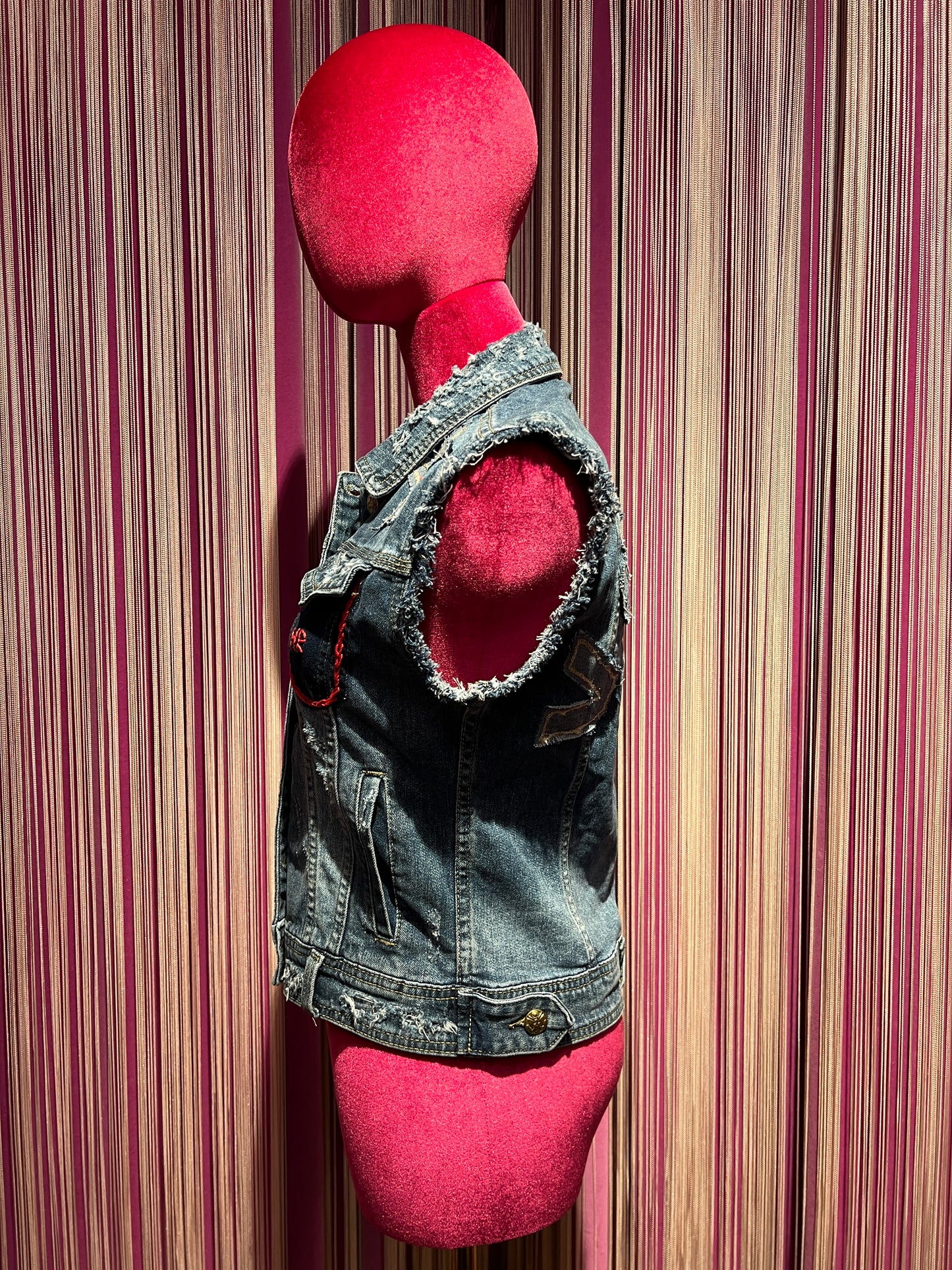 History Repeats gilet jeans con applicazione stelle e cuori scritta dietro Vogue