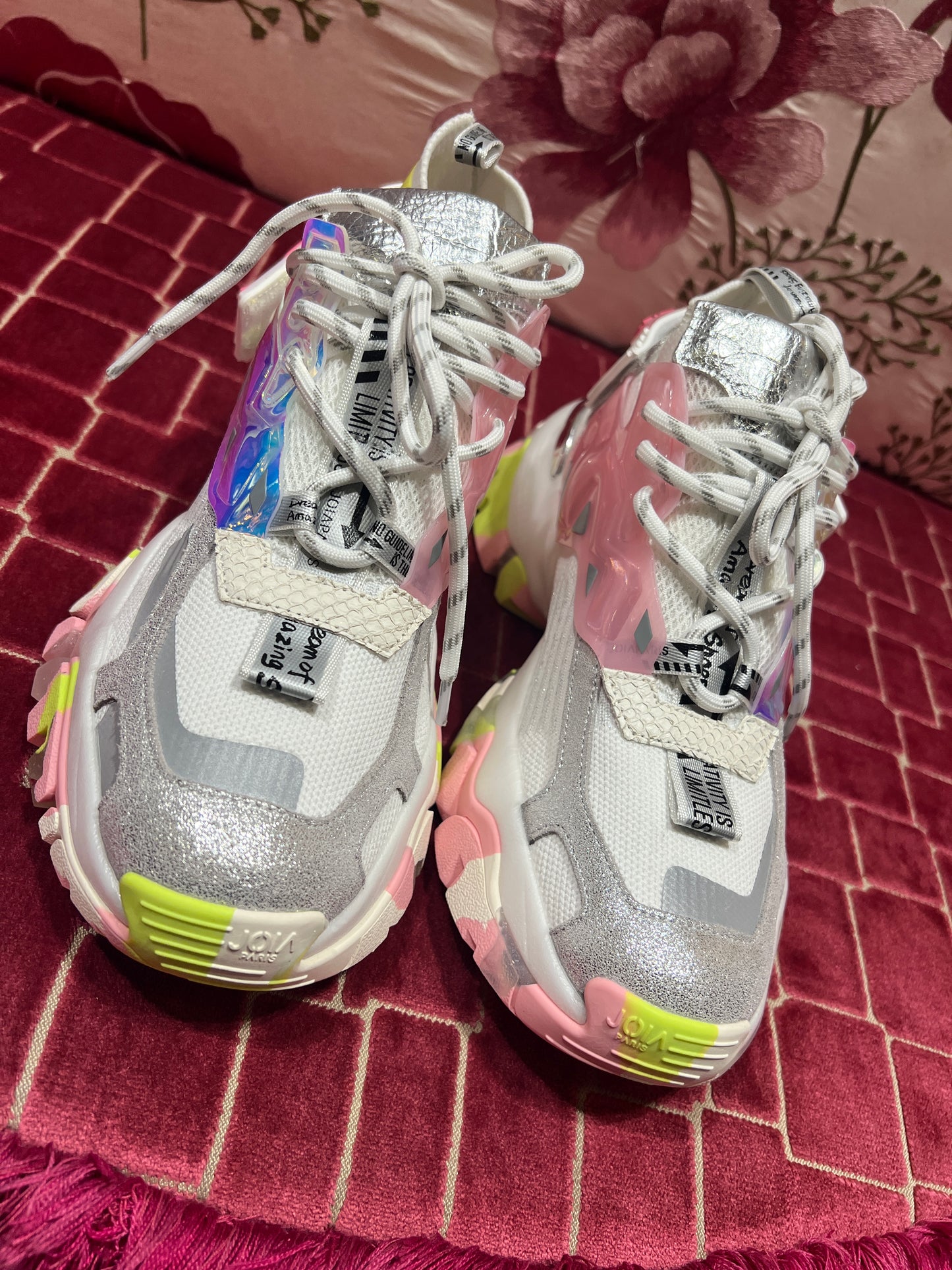 Joia Paris sneaker multimateriale ,tessuto tecnico ed inserti in pelle laminata , suola in gomma .