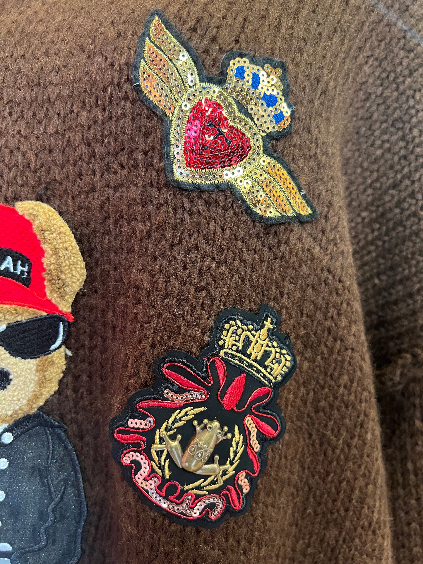 ABpink 🩷maglia over cioccolato con profili grigi con applicazioni patch teddy con cappellino, cuori sacri paillettes e fiori ricamati