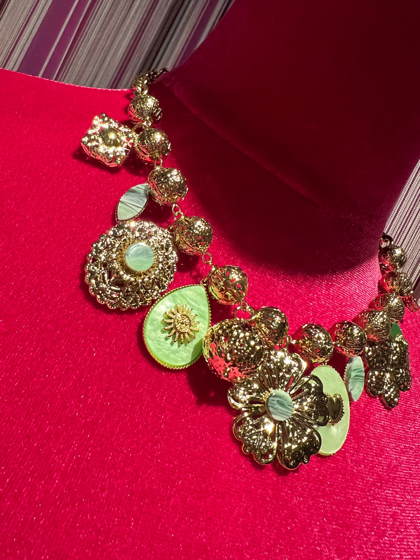 Collana girocollo dorata con   boulle dorate e charms verdi e oro , fiore dorato