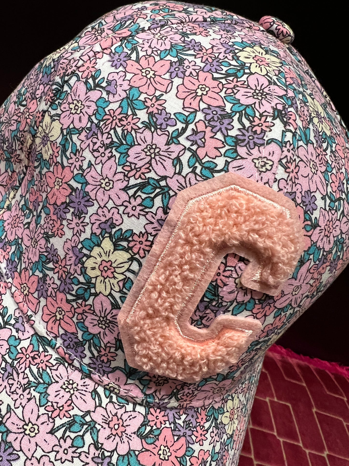 Cappello cotone regolabile con visiera fantasia floreale rosa e verde su sfondo bianco, C rosa