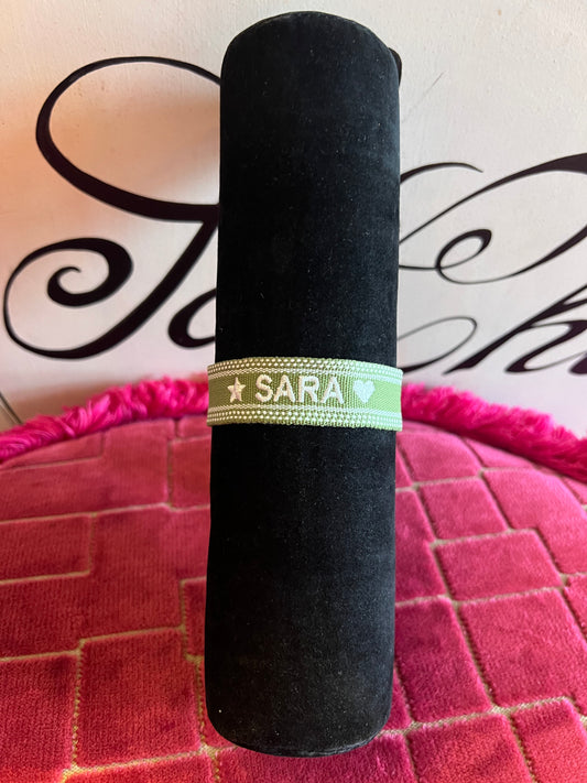Bracciale tessuto regolabile con nome Sara fondo verde