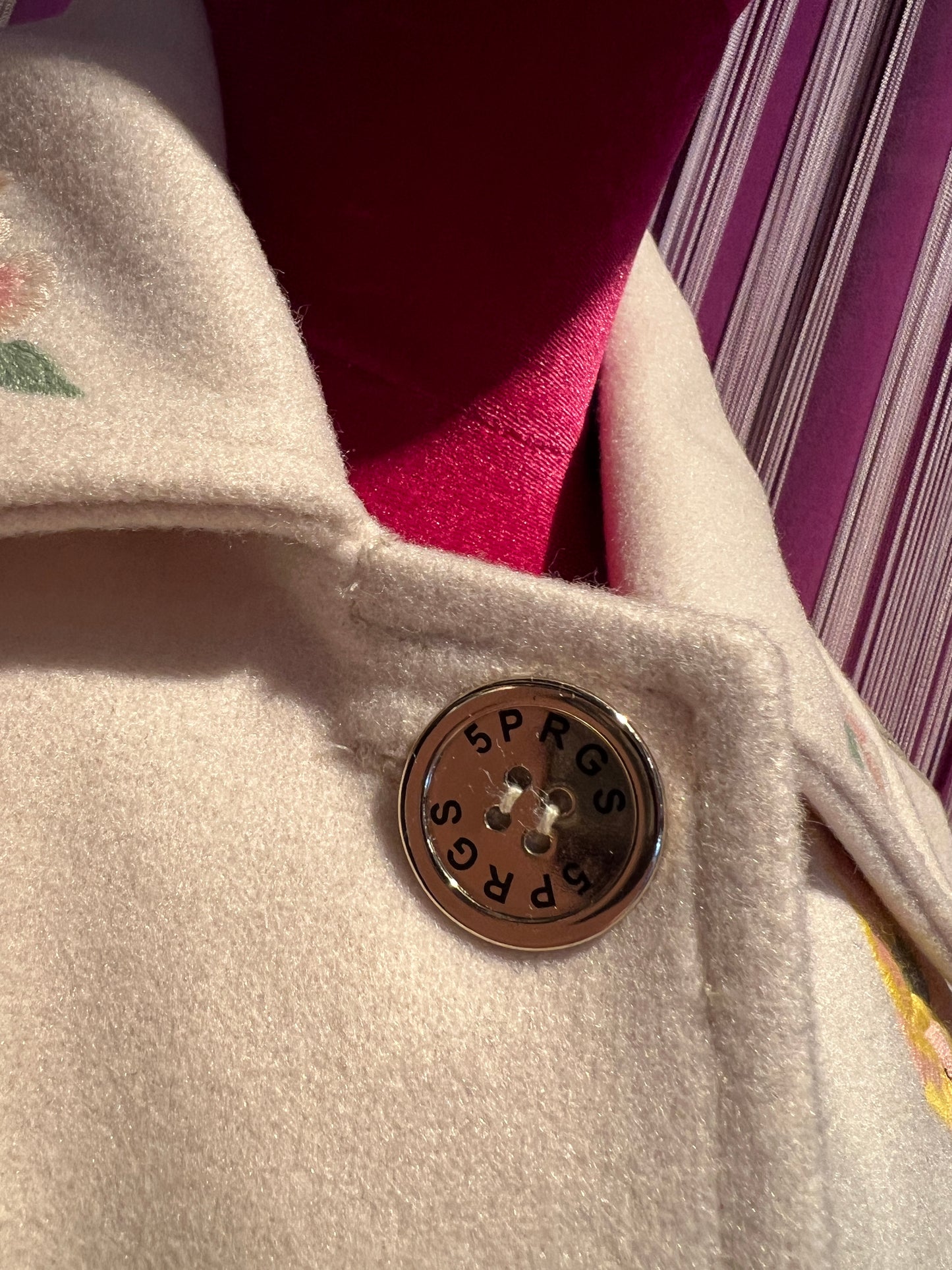 5 Progress cappotto lungo crema con decorazioni floreali e bottoni gioiello